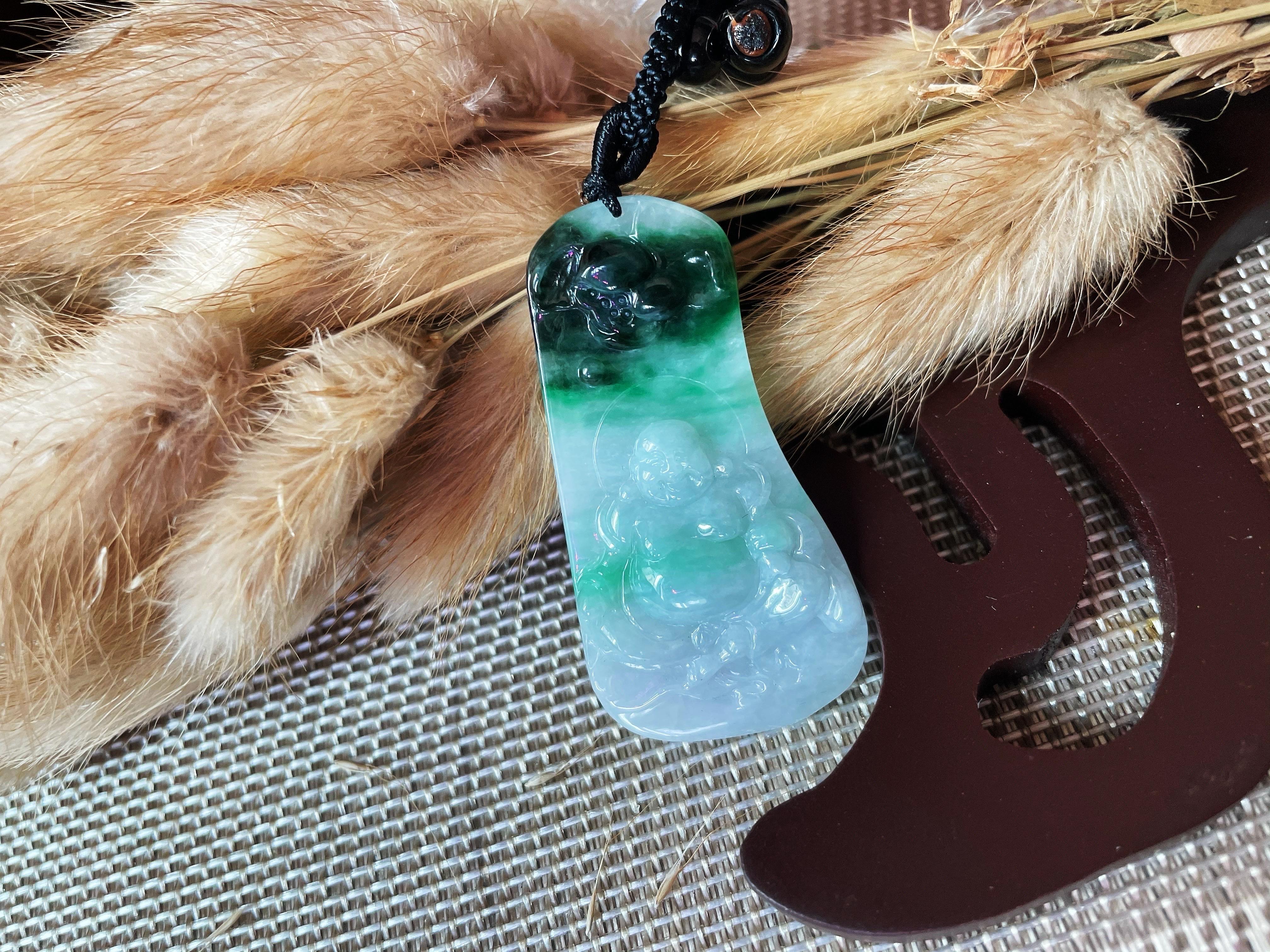 Happy Buddha-Anhänger, natürlicher Myanmar Gradient Grüner Jadeit Jade (Künstler*in) im Angebot