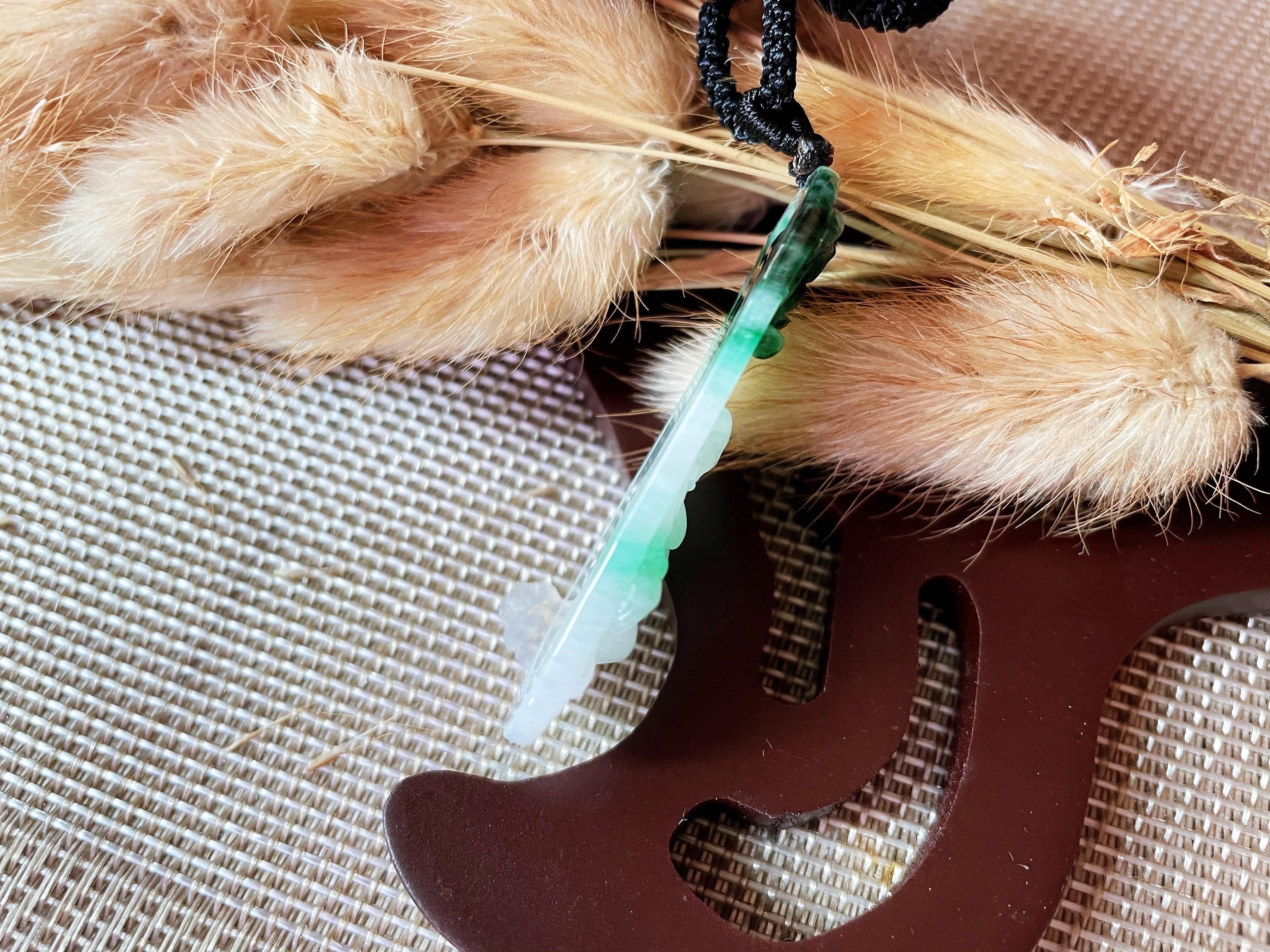 Happy Buddha-Anhänger, natürlicher Myanmar Gradient Grüner Jadeit Jade für Damen oder Herren im Angebot