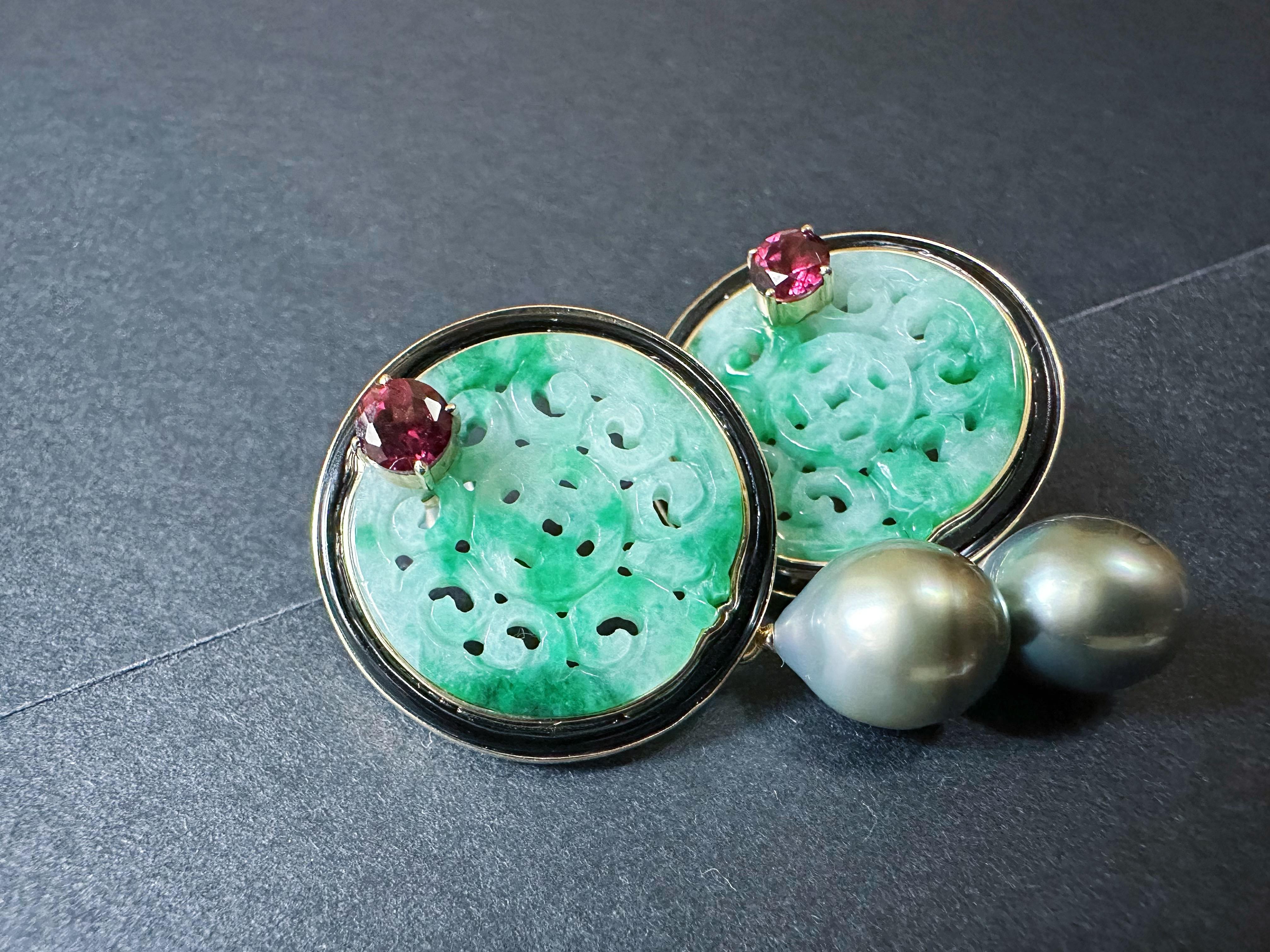Natural Myanmar Green Jade Carved Earrings in 18K Gold and Black Agate & Pearl In New Condition For Sale In Kowloon, HK