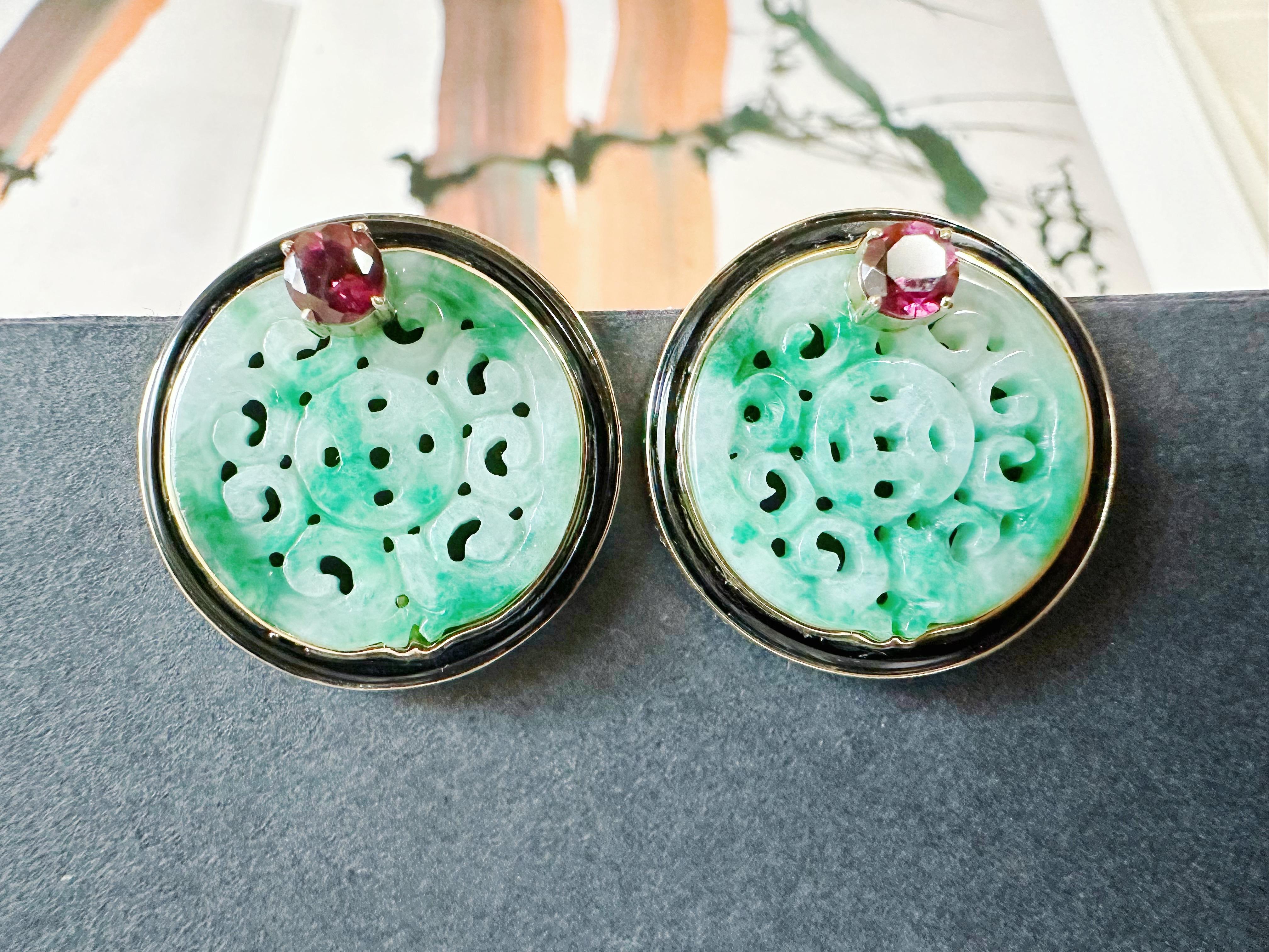 Natural Myanmar Green Jade Carved Earrings in 18K Gold and Black Agate & Pearl For Sale 2
