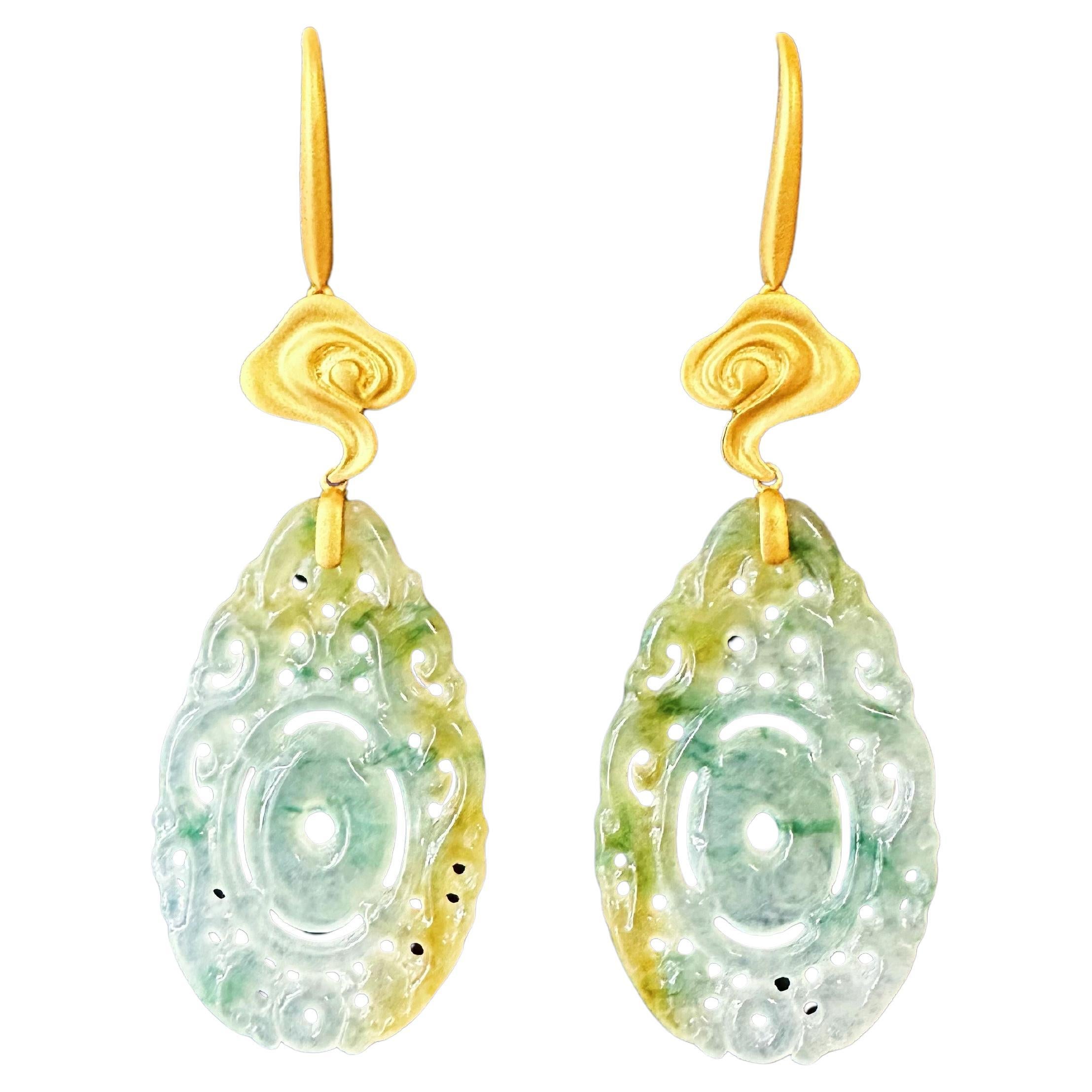 Unsere außergewöhnlichen Ohrringe aus zweifarbiger Jade sind der Inbegriff von raffinierter Eleganz und zeitloser Raffinesse. Diese exquisiten, handgefertigten Ohrringe bestehen aus sorgfältig ausgewählten eisartigen Jadestücken, die perfekt geformt