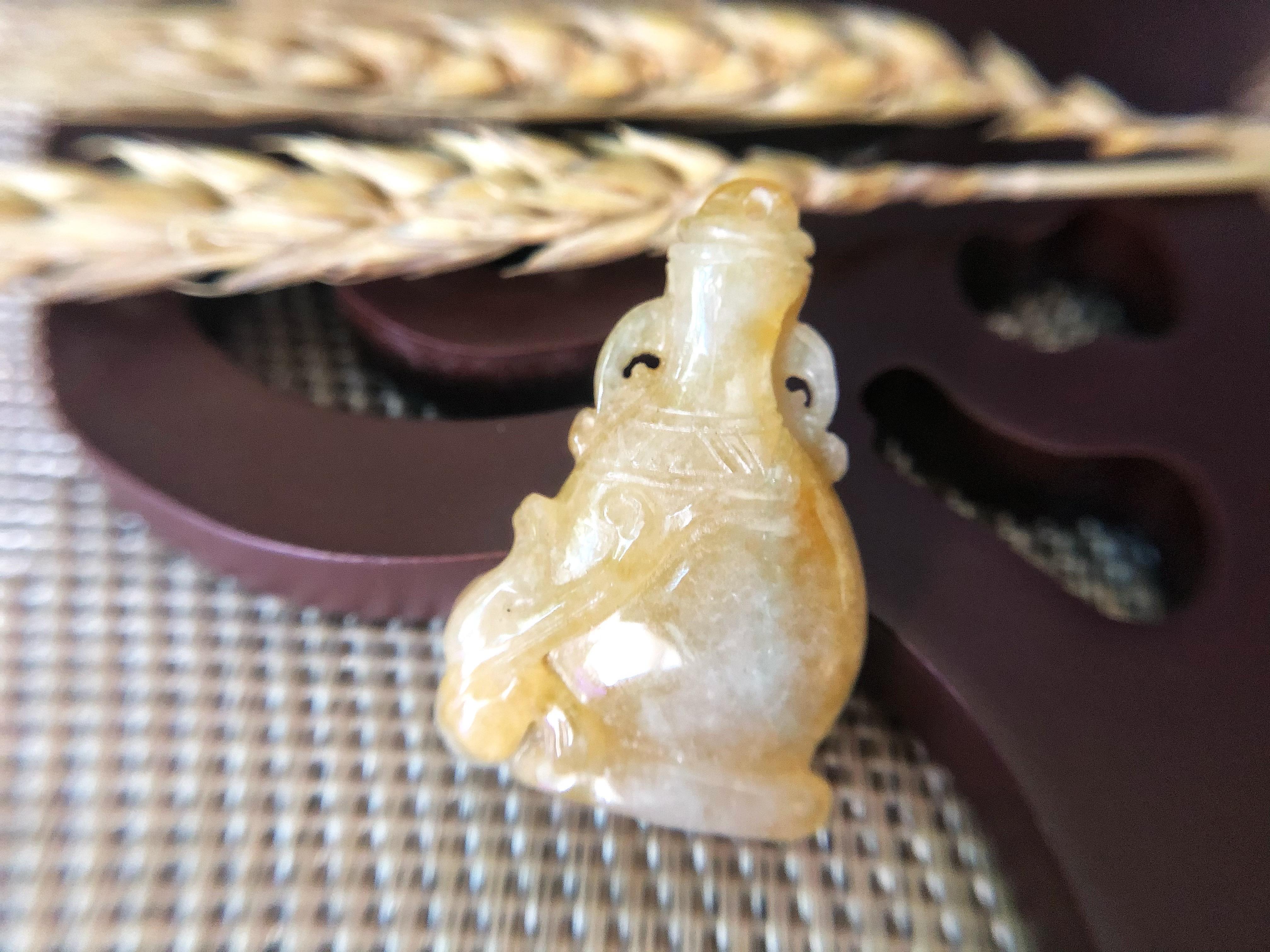 Eleva il tuo stile con questo splendido ciondolo di giada, realizzato al 100% con giada naturale non trattata di tipo A del Myanmar. Scolpito a mano in un'elegante forma a vaso ornata da intricati ruyi e da un leggendario drago, questo pezzo mette