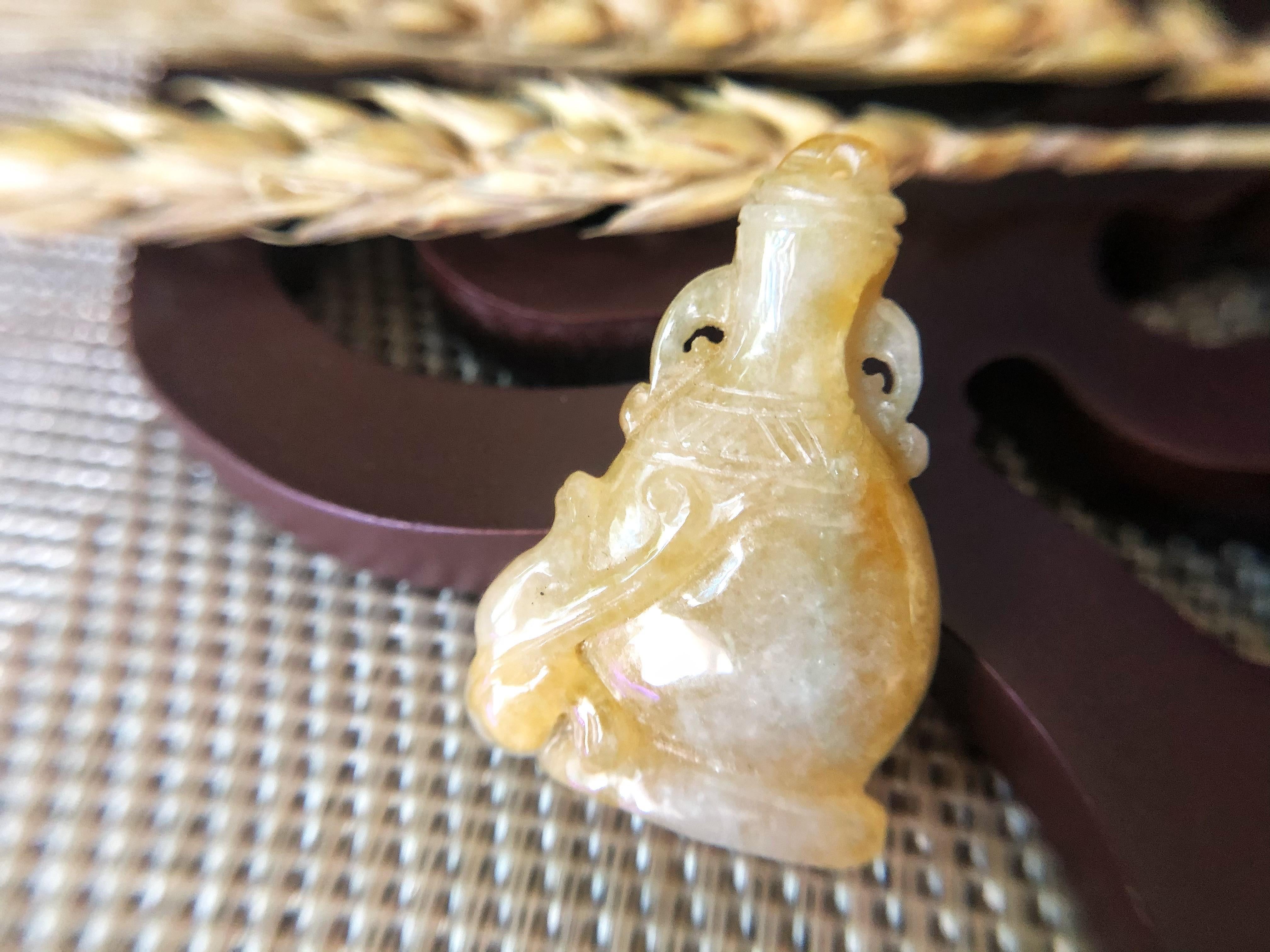 Artigiano Ciondolo a forma di vaso in giada gialla miele del Myanmar, gemma sfusa per gioielli in vendita