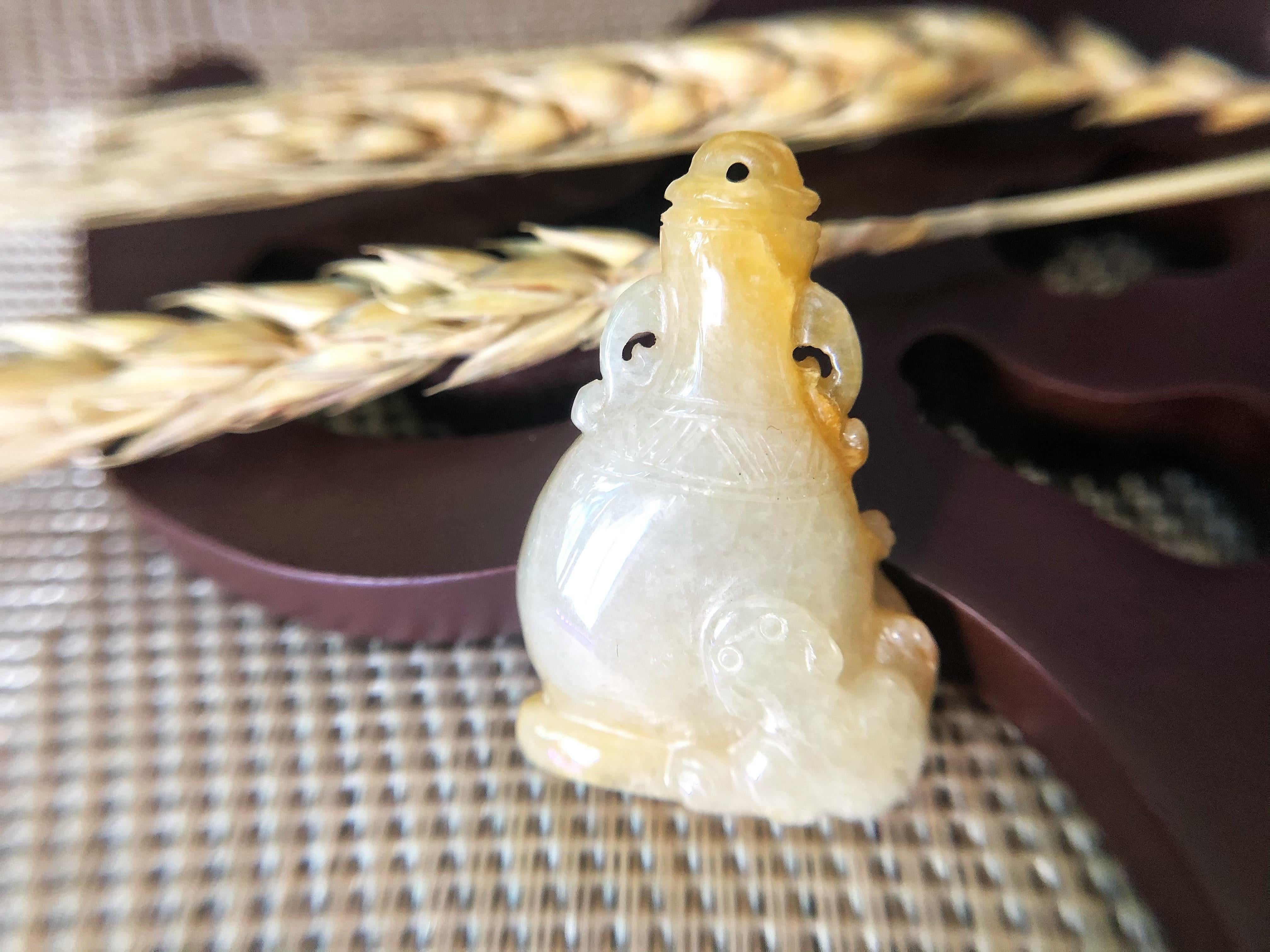 Taglio trillion Ciondolo a forma di vaso in giada gialla miele del Myanmar, gemma sfusa per gioielli in vendita