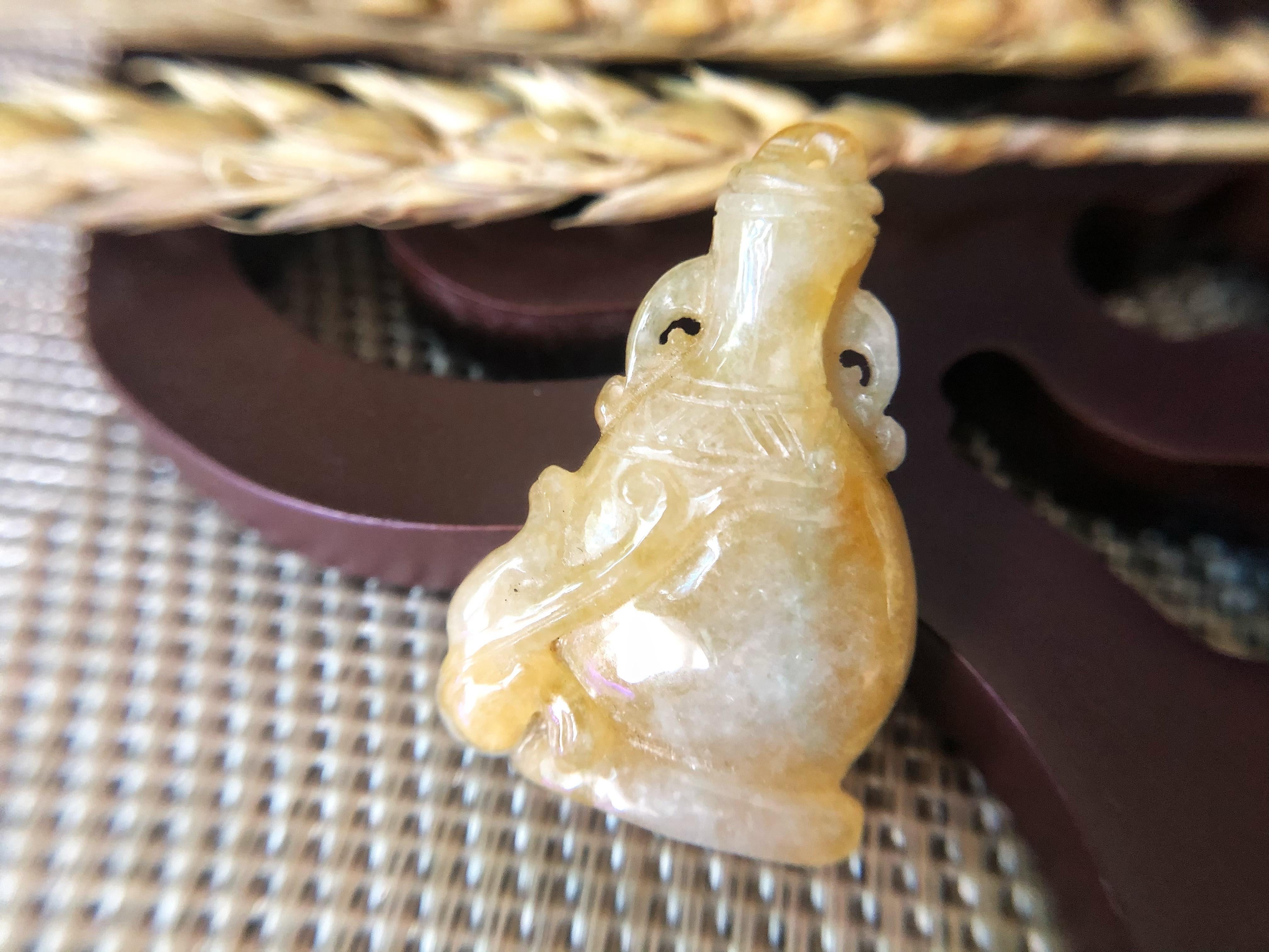 Ciondolo a forma di vaso in giada gialla miele del Myanmar, gemma sfusa per gioielli In condizioni Nuovo in vendita a Kowloon, HK