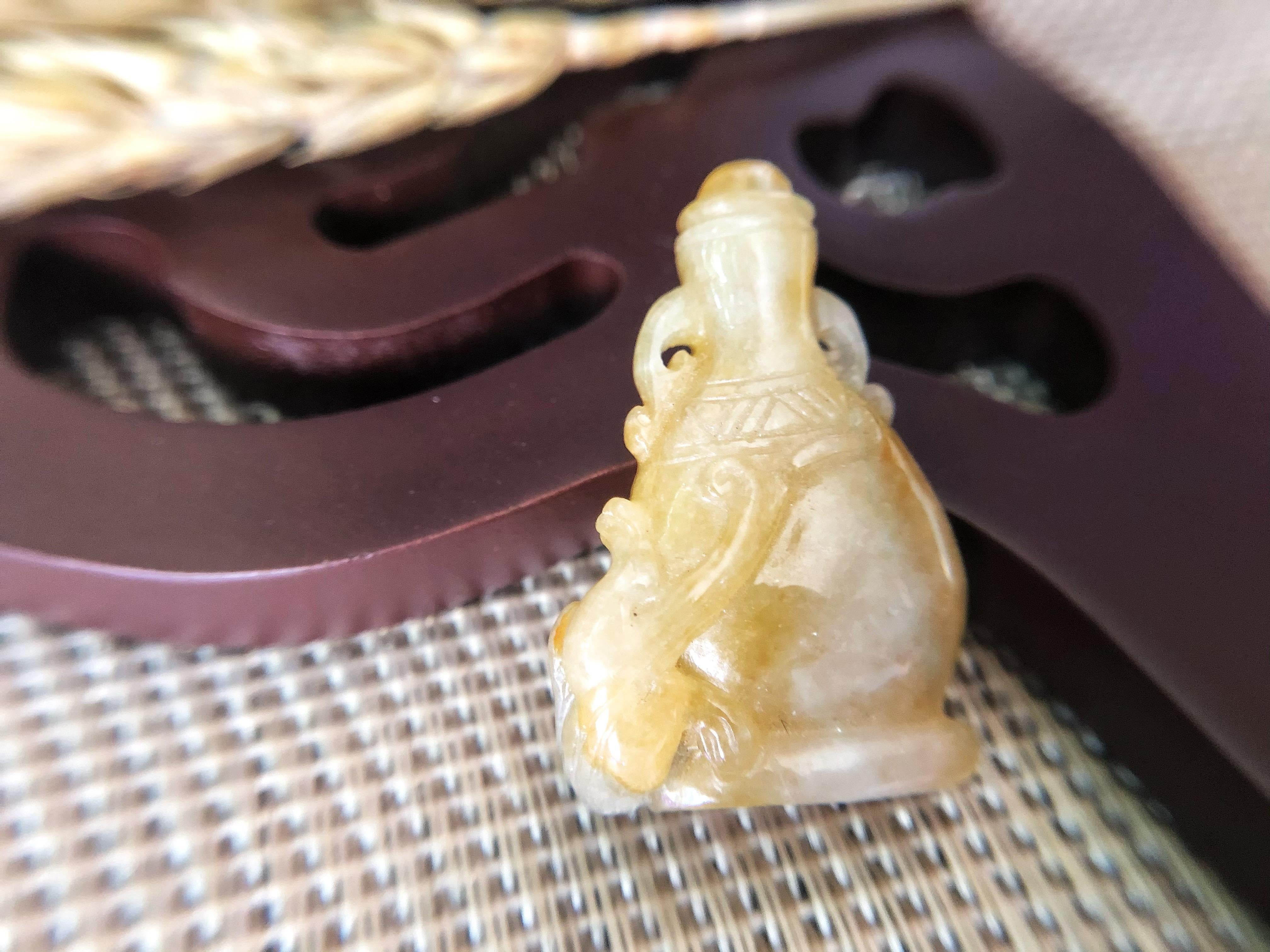 Ciondolo a forma di vaso in giada gialla miele del Myanmar, gemma sfusa per gioielli in vendita 1