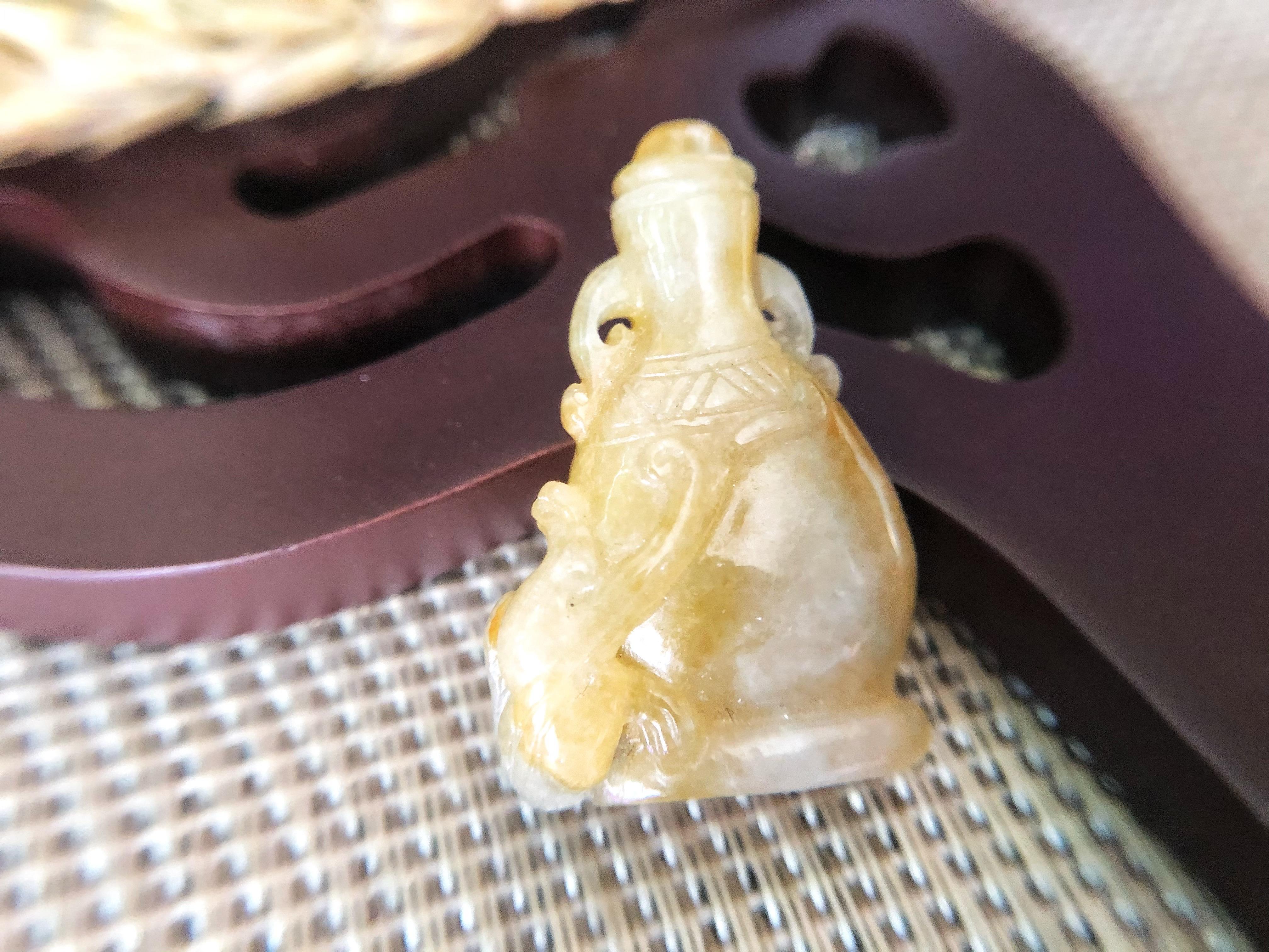 Ciondolo a forma di vaso in giada gialla miele del Myanmar, gemma sfusa per gioielli in vendita 2
