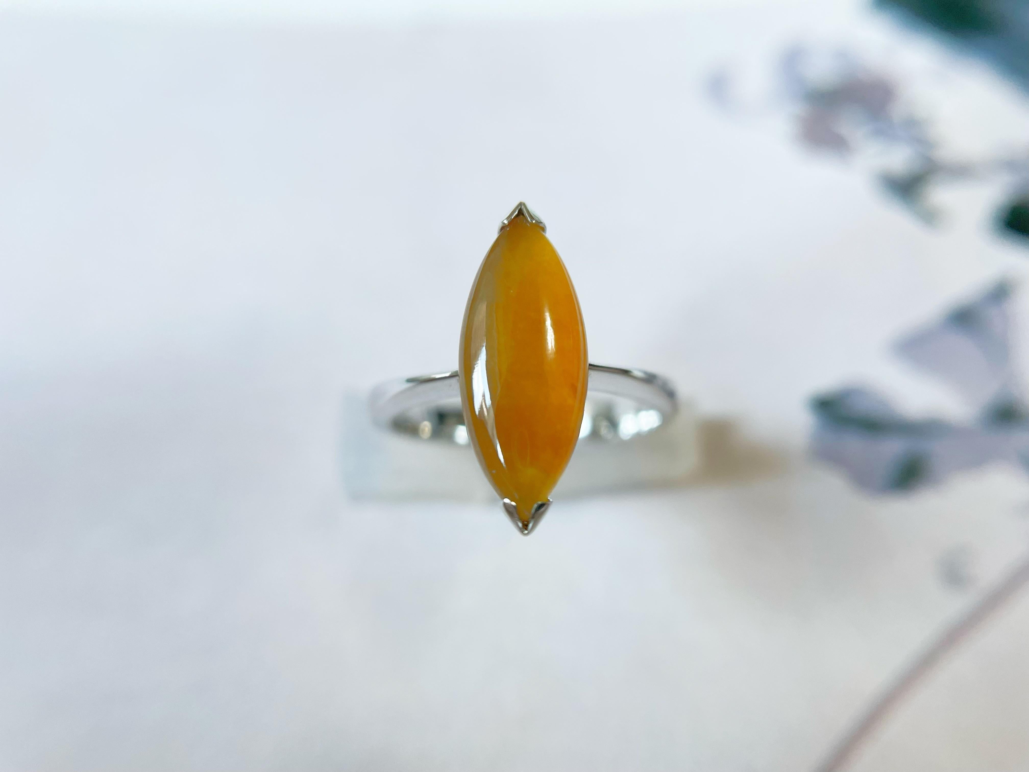 Natural Myanmar Honey Yellow Jadeite Ring in 18K White Gold  In New Condition For Sale In Kowloon, HK