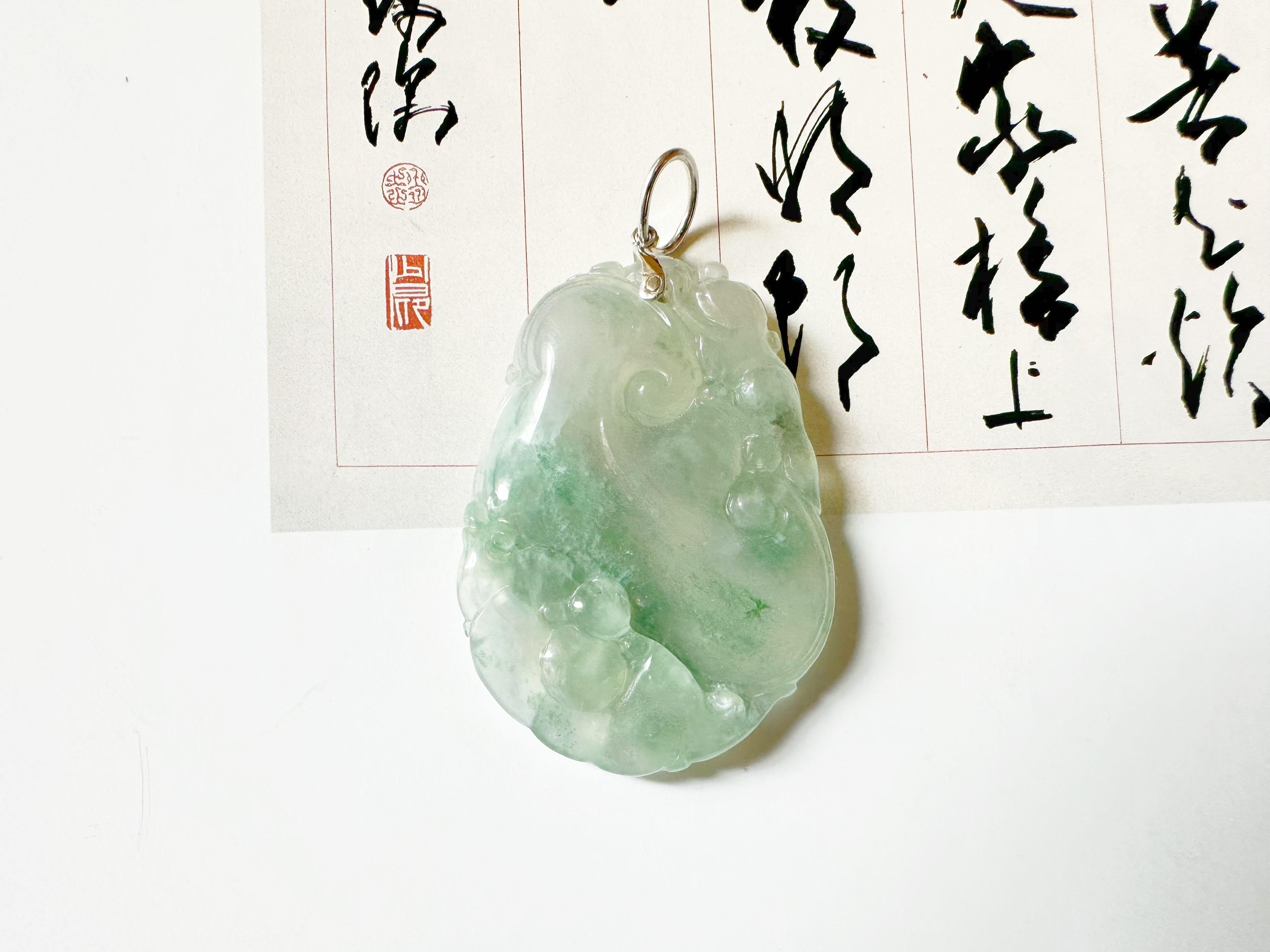 Pendentif en or blanc 18 carats du Myanmar à texture glacée, vert blesih et jade Ruyi en vente 4