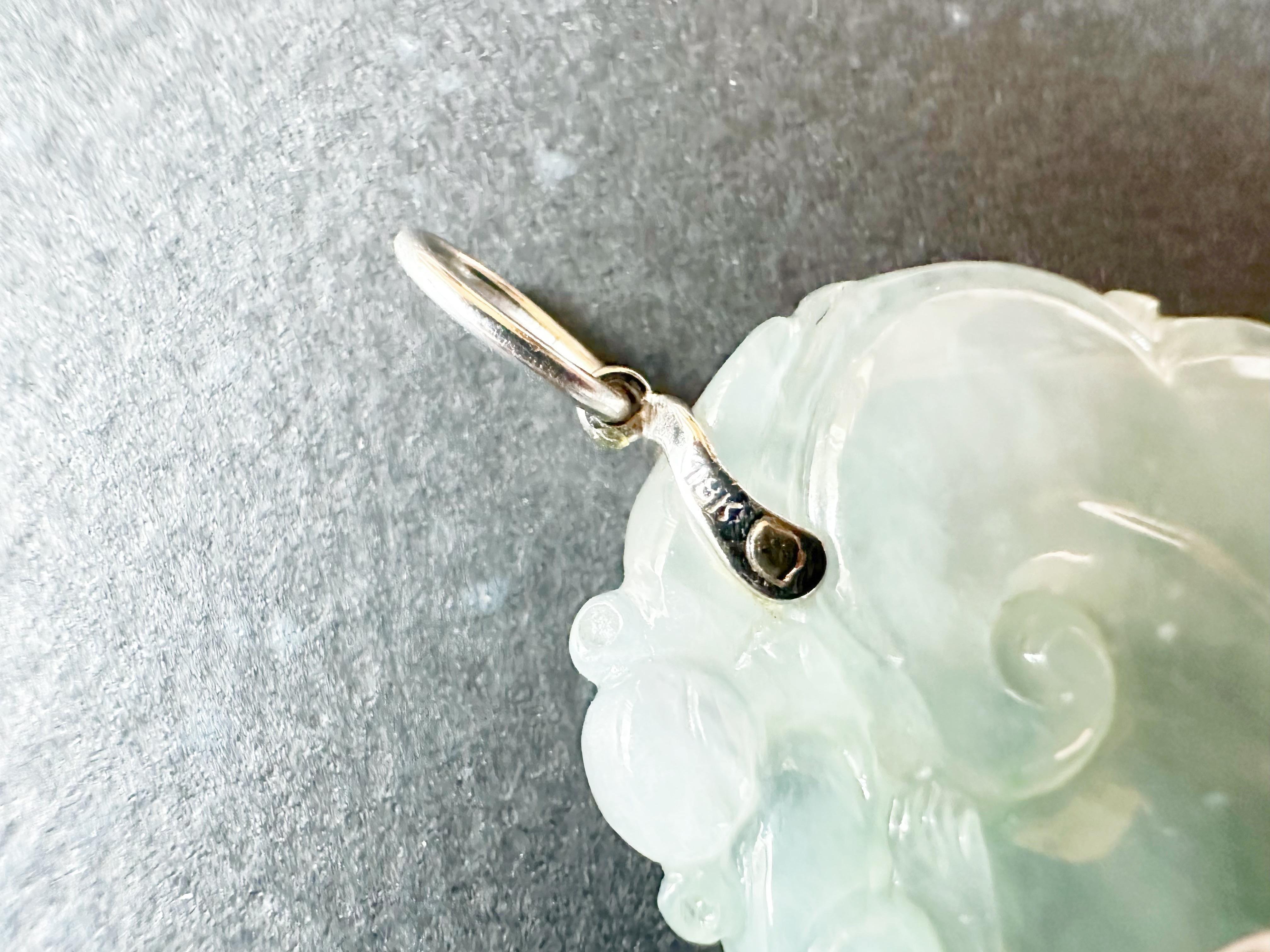 Taille mixte Pendentif en or blanc 18 carats du Myanmar à texture glacée, vert blesih et jade Ruyi en vente