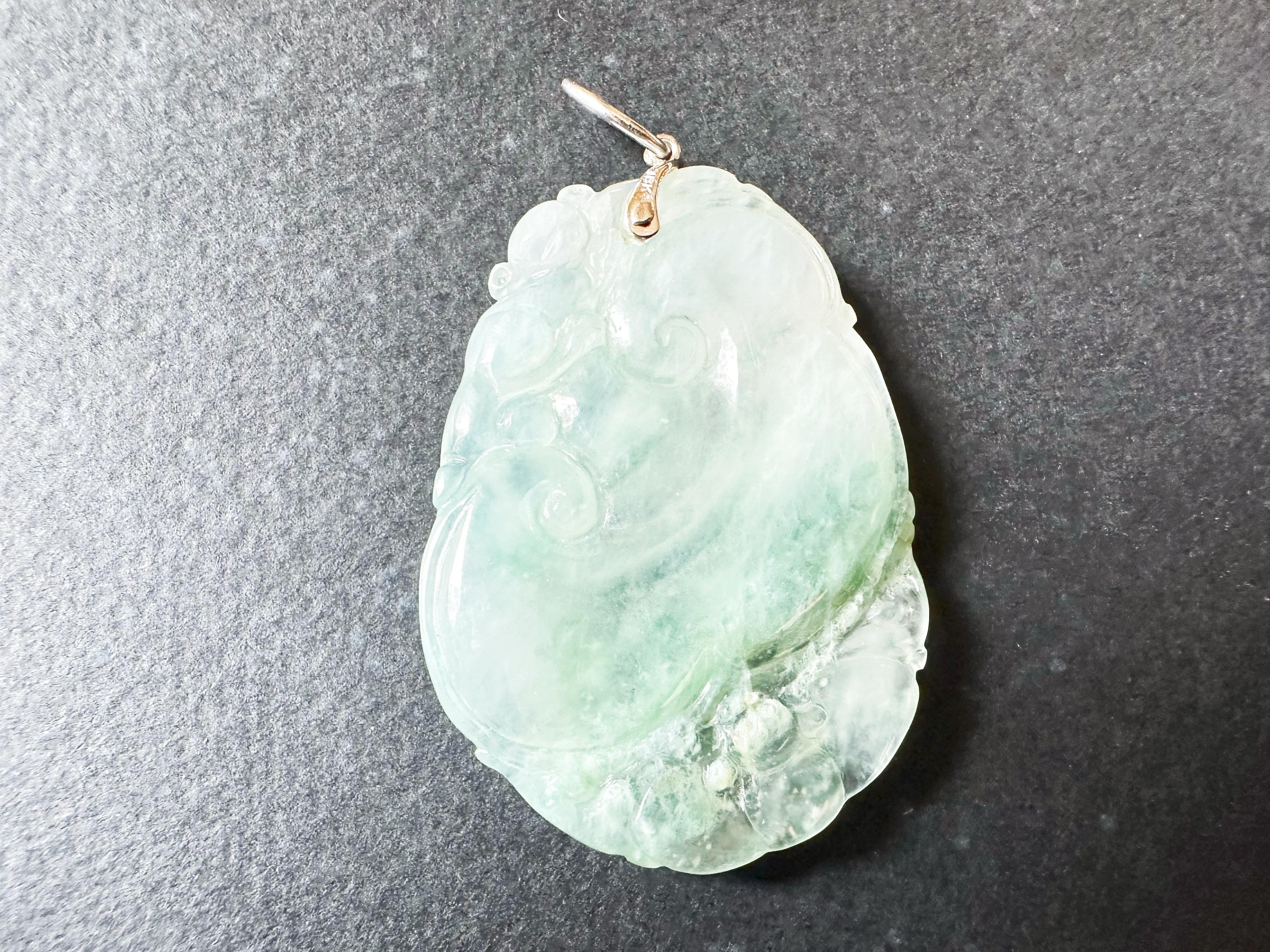 Pendentif en or blanc 18 carats du Myanmar à texture glacée, vert blesih et jade Ruyi Unisexe en vente