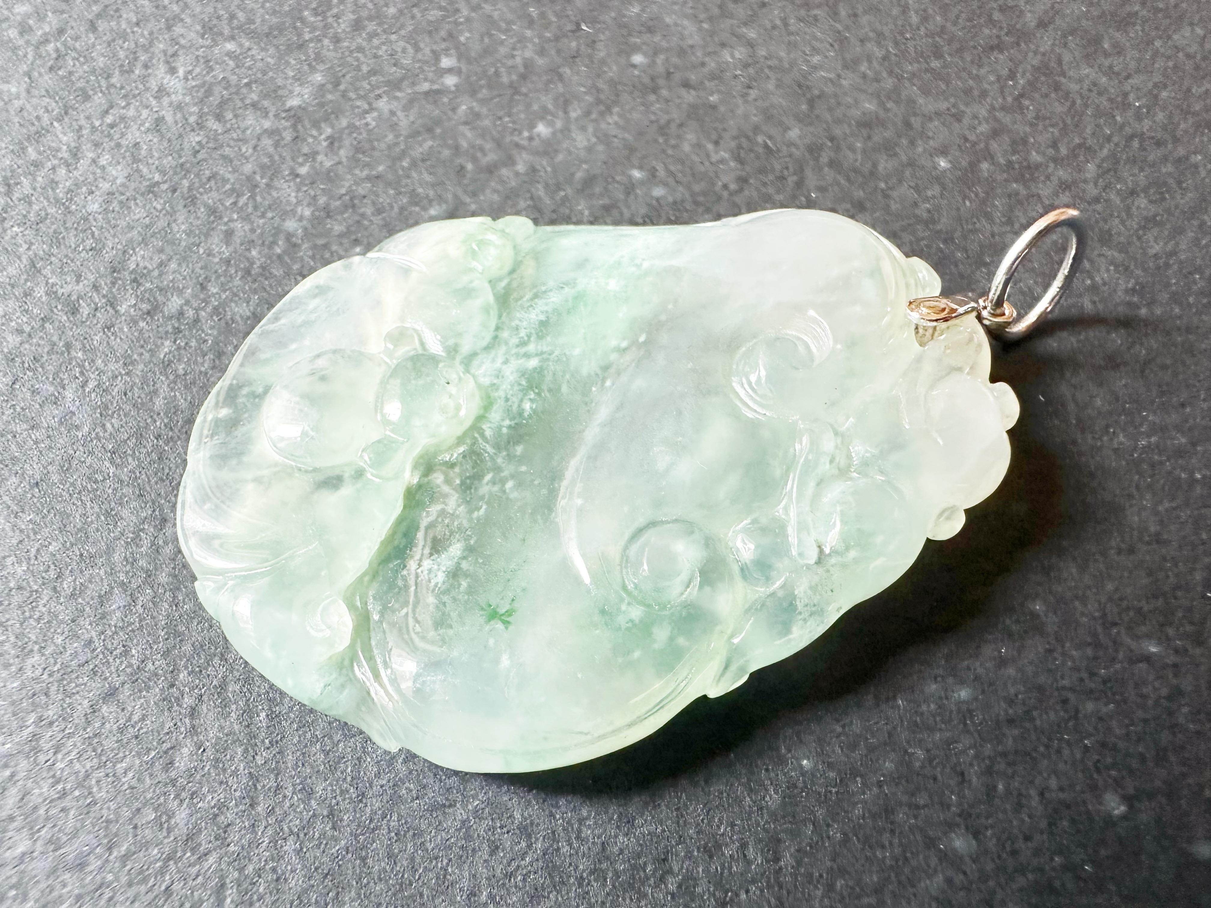 Pendentif en or blanc 18 carats du Myanmar à texture glacée, vert blesih et jade Ruyi en vente 1