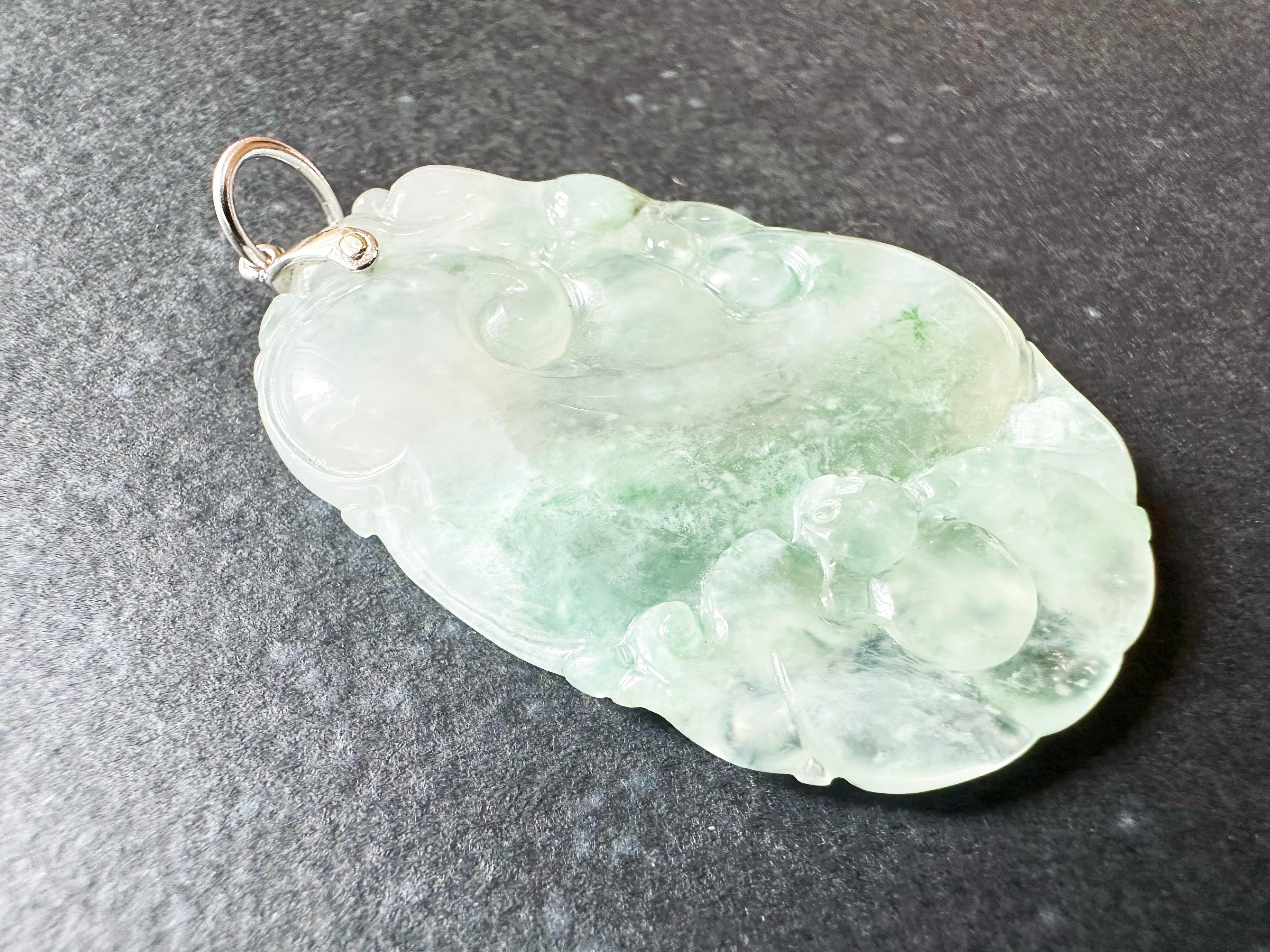 Pendentif en or blanc 18 carats du Myanmar à texture glacée, vert blesih et jade Ruyi en vente 2