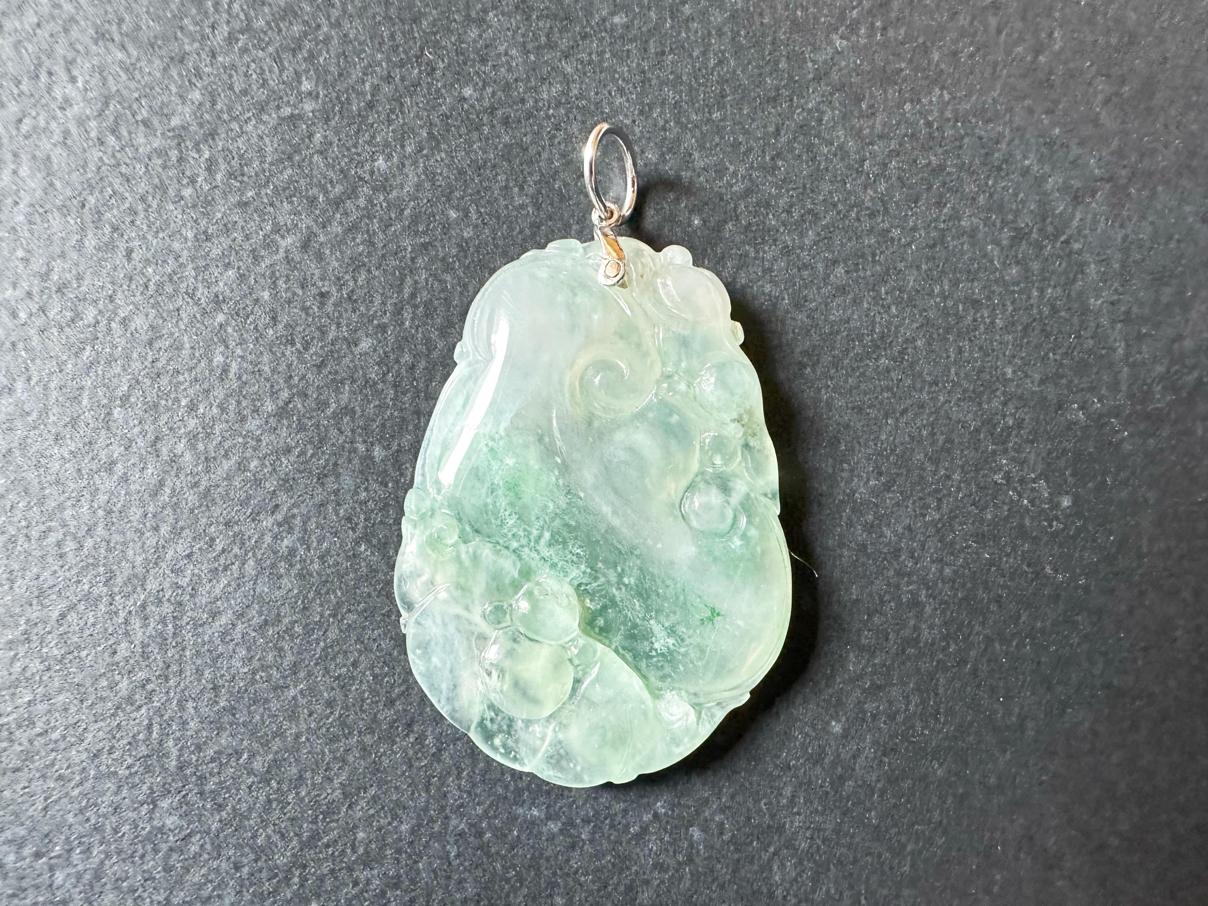 Pendentif en or blanc 18 carats du Myanmar à texture glacée, vert blesih et jade Ruyi en vente 3