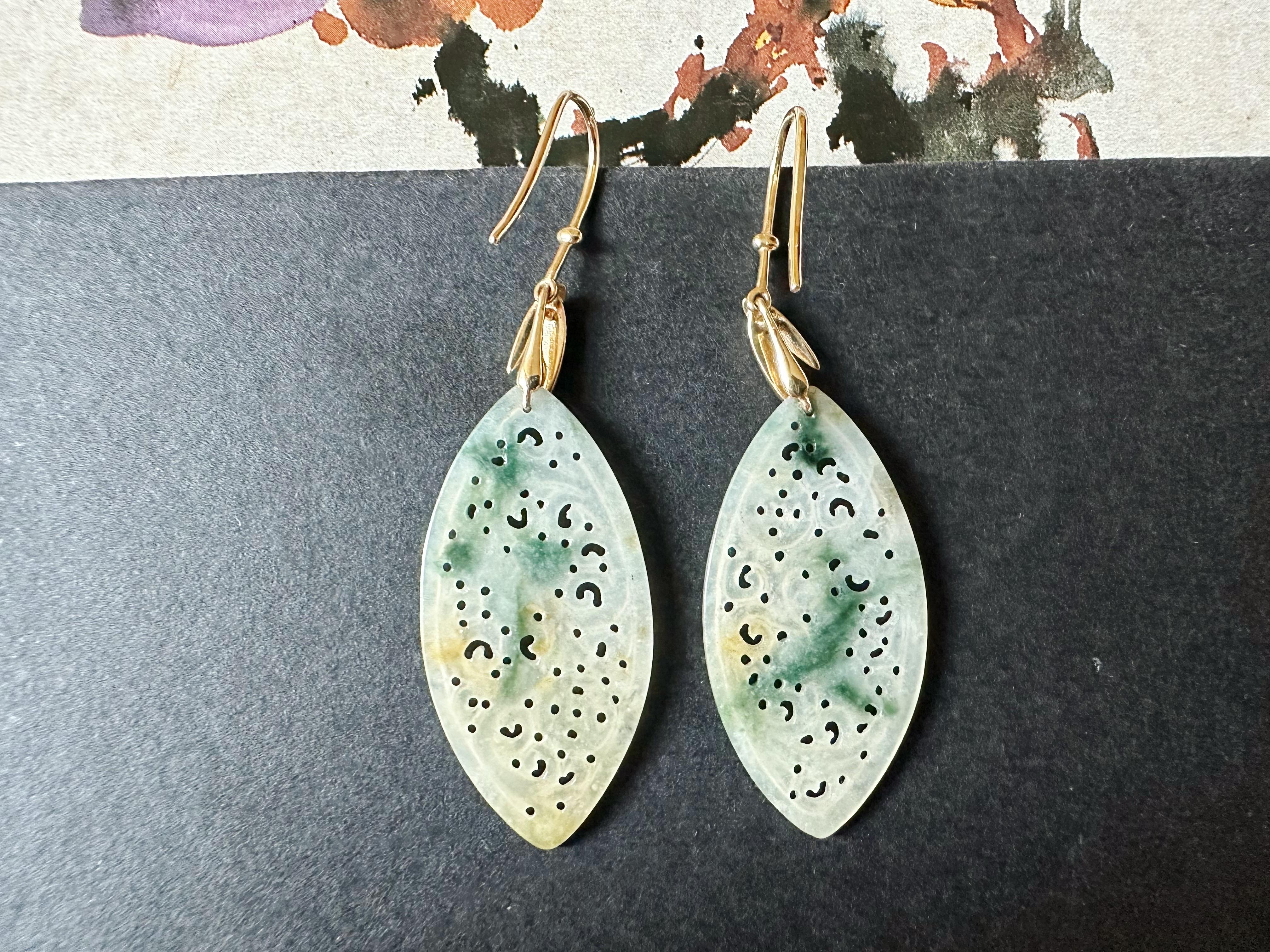 Entdecken Sie unsere zweifarbigen Jade-Ohrringe, inspiriert von Bambusblättern mit einem glänzenden und einem strukturierten Blattmuster. Diese Ohrringe sind aus exquisiter eisartiger Jade gefertigt und mit eleganten Goldhaken versehen, die die