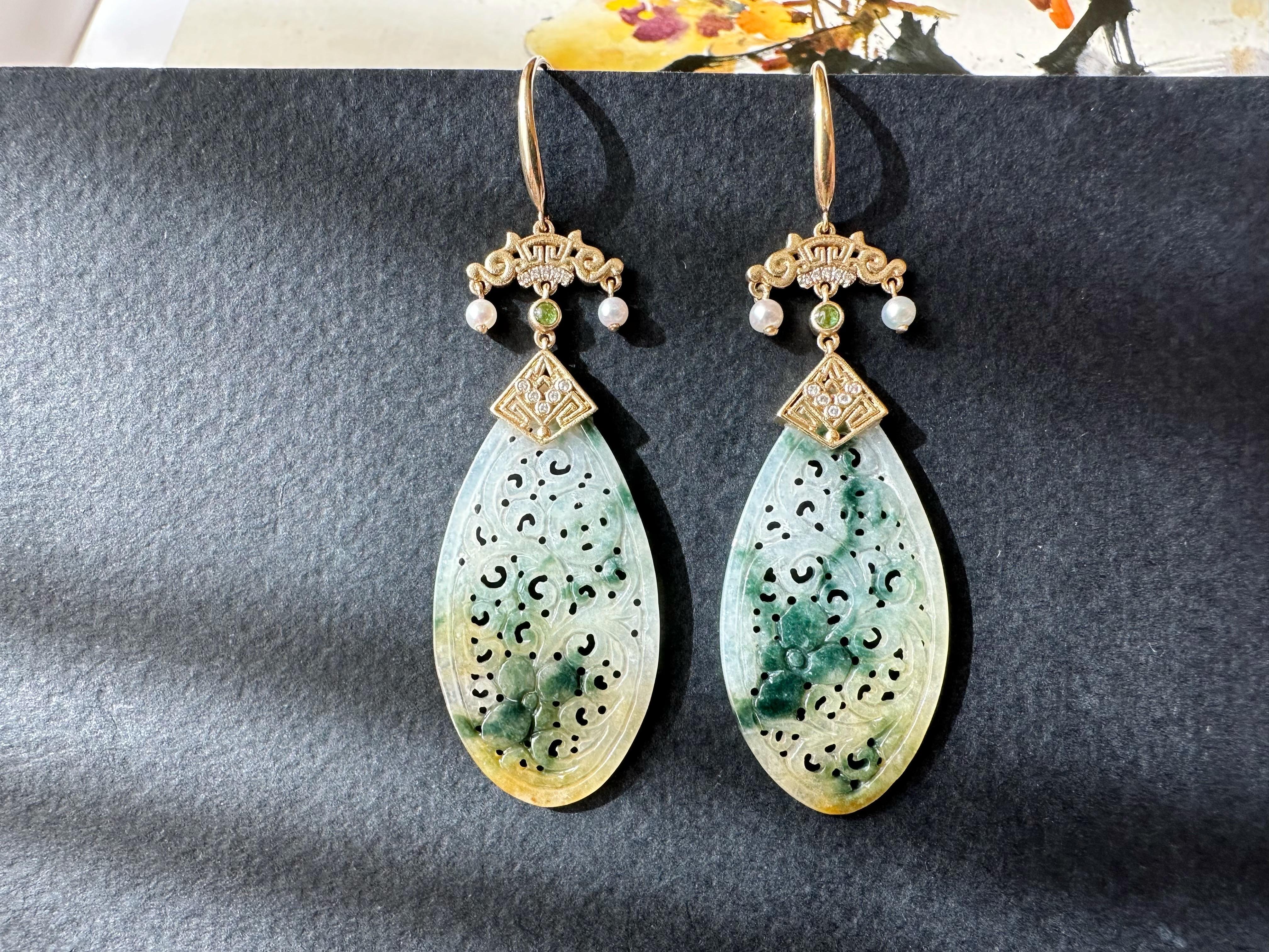 Entdecken Sie unsere zweifarbigen Jade-Ohrringe, die von den komplizierten Designs alter asiatischer Bauwerke inspiriert sind. Diese Ohrringe sind aus exquisiter eisartiger Jade gefertigt und werden durch elegante Goldhaken ergänzt, die ihre