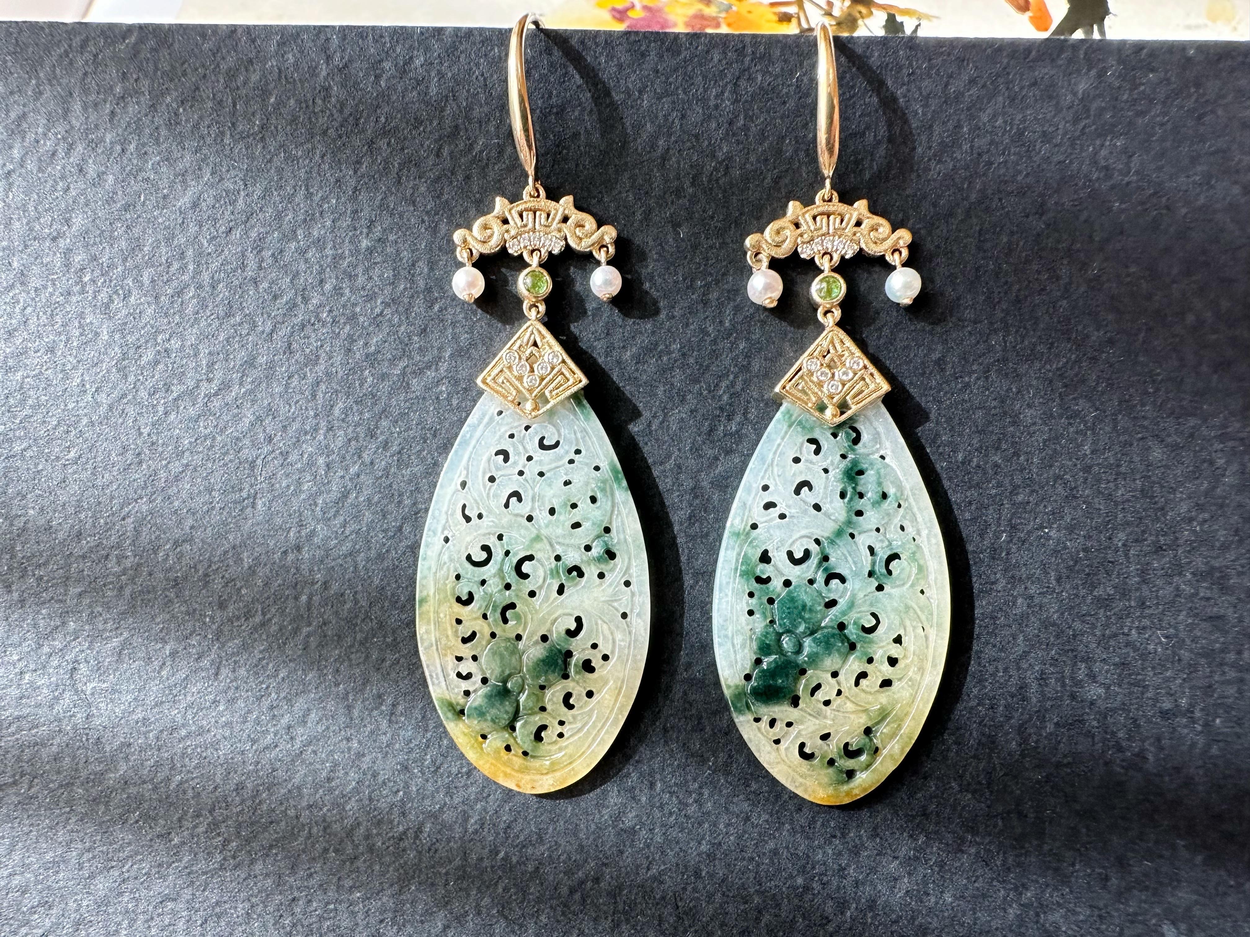 Natürliche Myanmar Icy Typ Bicolor Grüne und Gelbe Jade geschnitzte 18K Gold Ohrringe (Art déco) im Angebot