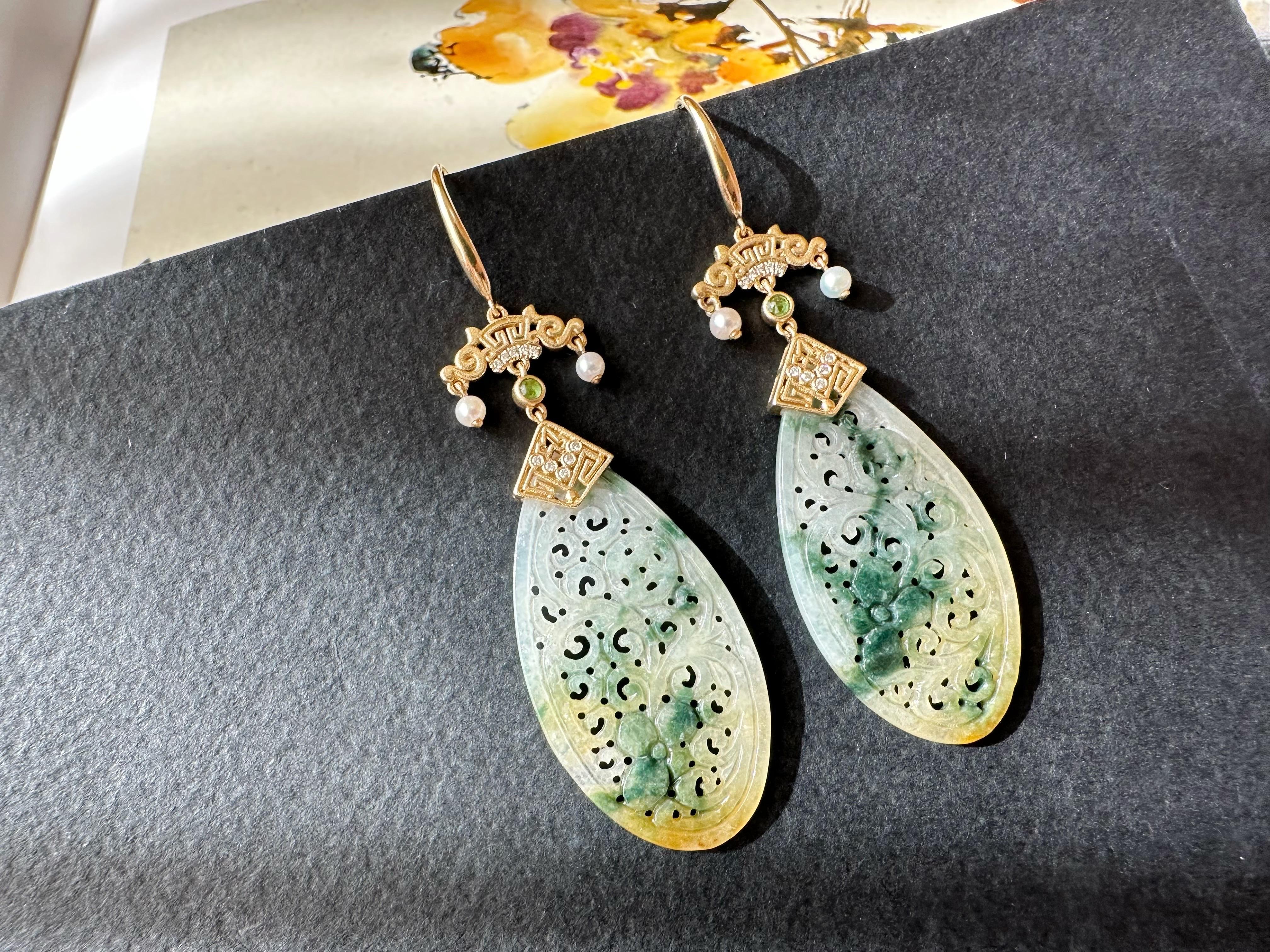 Natürliche Myanmar Icy Typ Bicolor Grüne und Gelbe Jade geschnitzte 18K Gold Ohrringe (Tropfenschliff) im Angebot