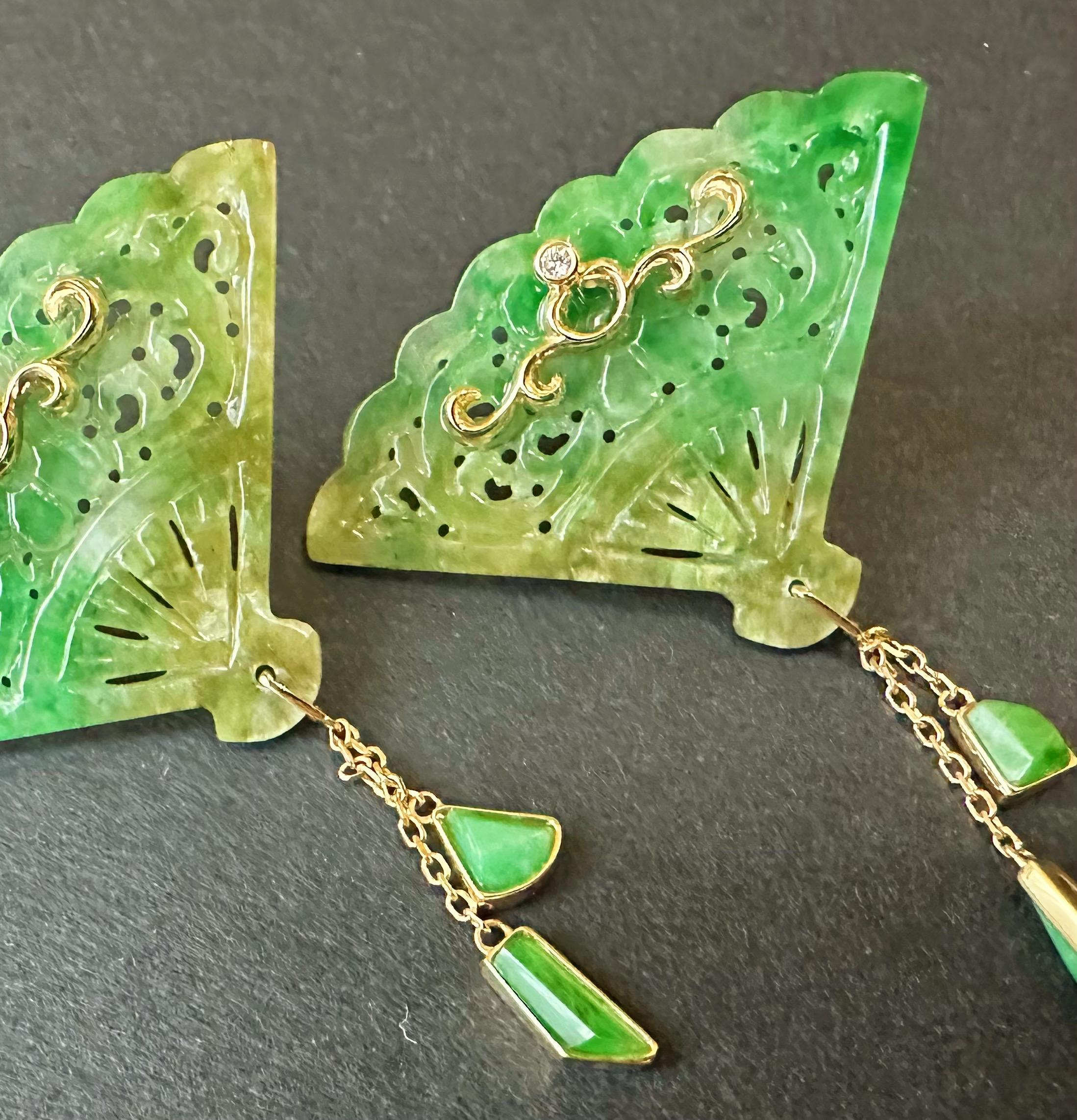 Realza tu elegancia con nuestros exquisitos pendientes de jade bicolor, con asombrosas tonalidades verdes y amarillas vivas en una singular forma de abanico. Procedentes de Myanmar, estas gemas de jadeíta natural muestran la excepcional calidad y