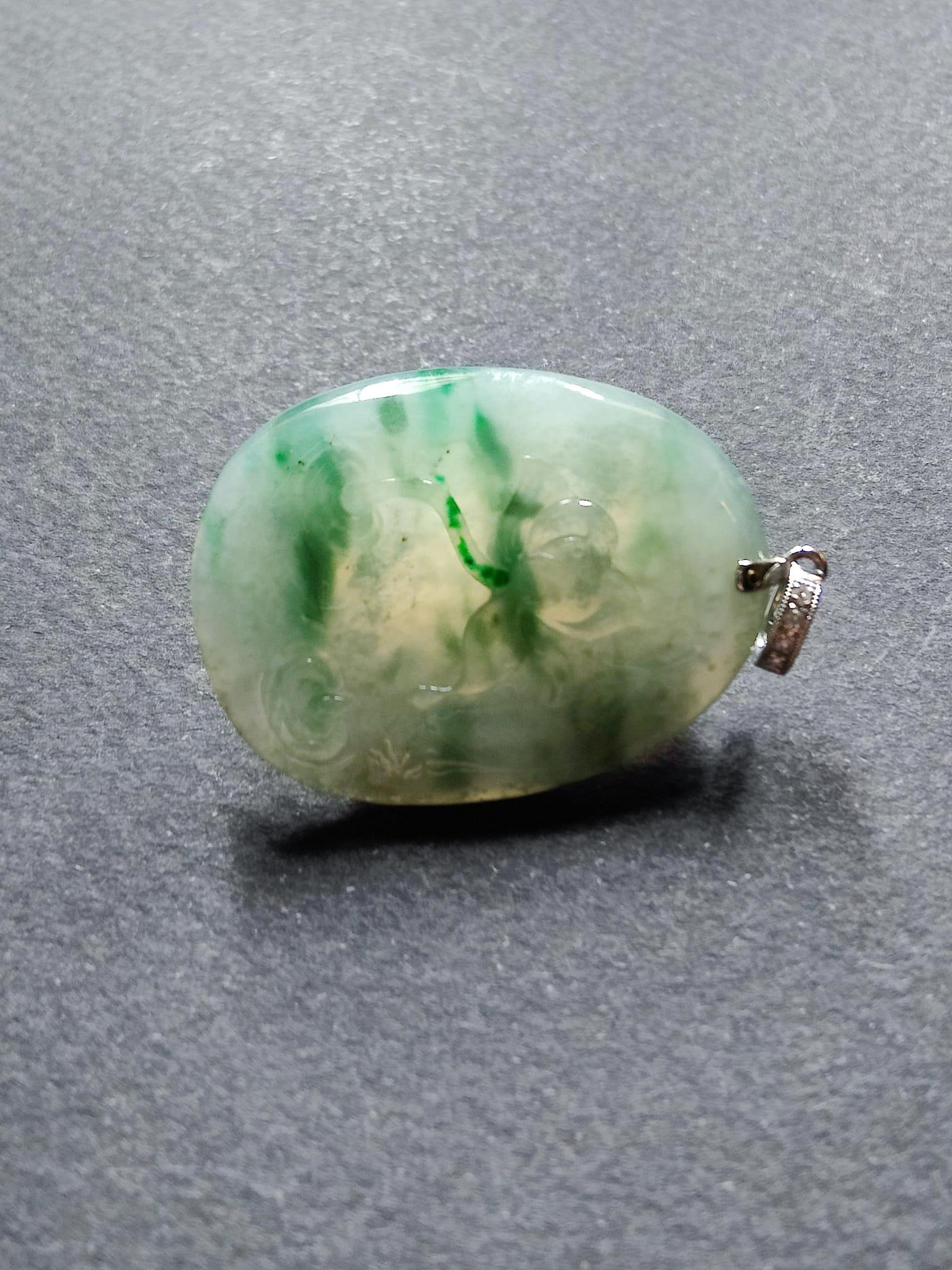 Pendentif fleur de lotus en jadéite naturelle du Myanmar de type glacé vert bleuté en vente 4