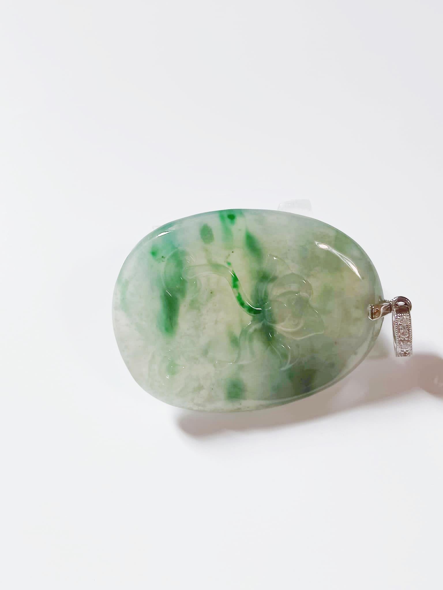 Pendentif fleur de lotus en jadéite naturelle du Myanmar de type glacé vert bleuté Neuf - En vente à Kowloon, HK