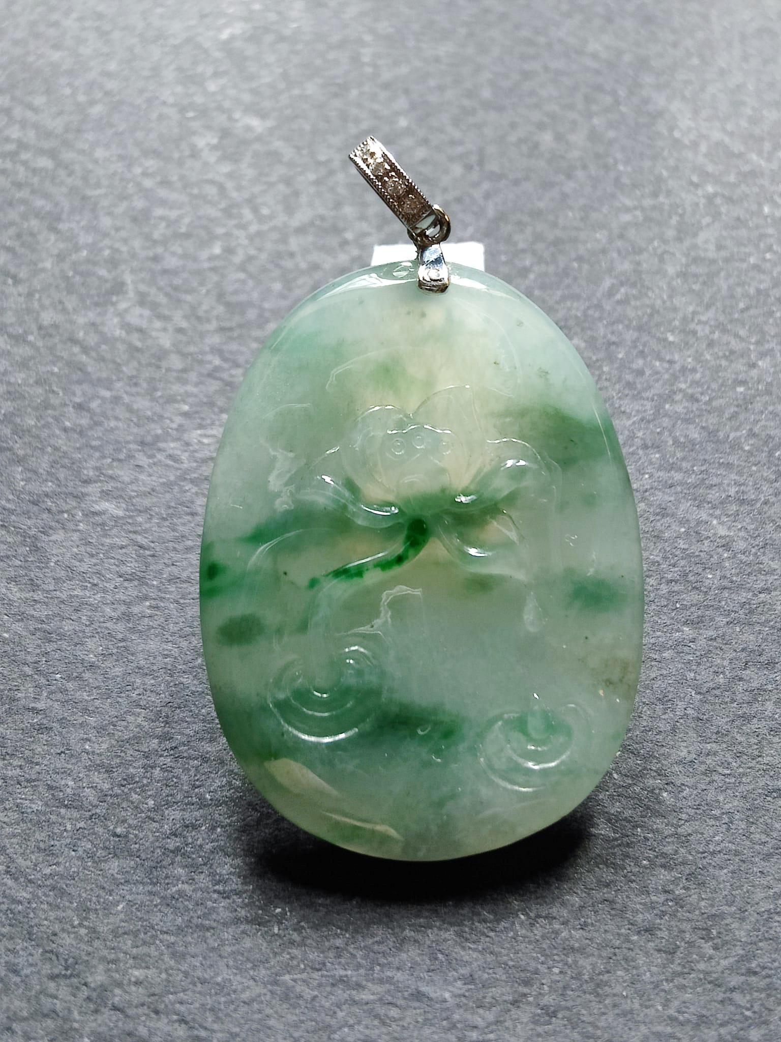 Pendentif fleur de lotus en jadéite naturelle du Myanmar de type glacé vert bleuté en vente 1