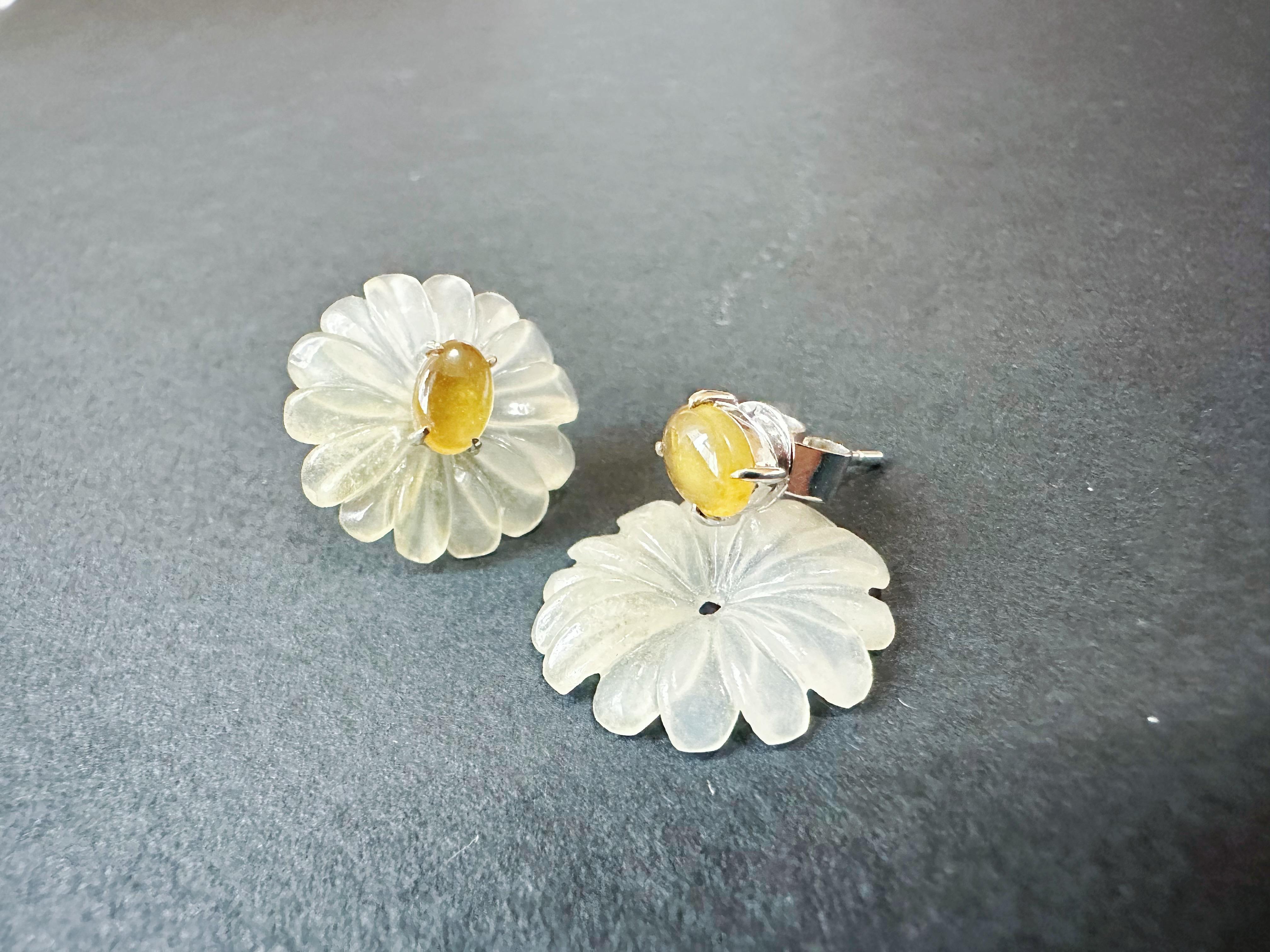 Pendientes de Jade Blanco y Amarillo Tipo Miel de Myanmar Natural en Flor de Margarita en venta 6