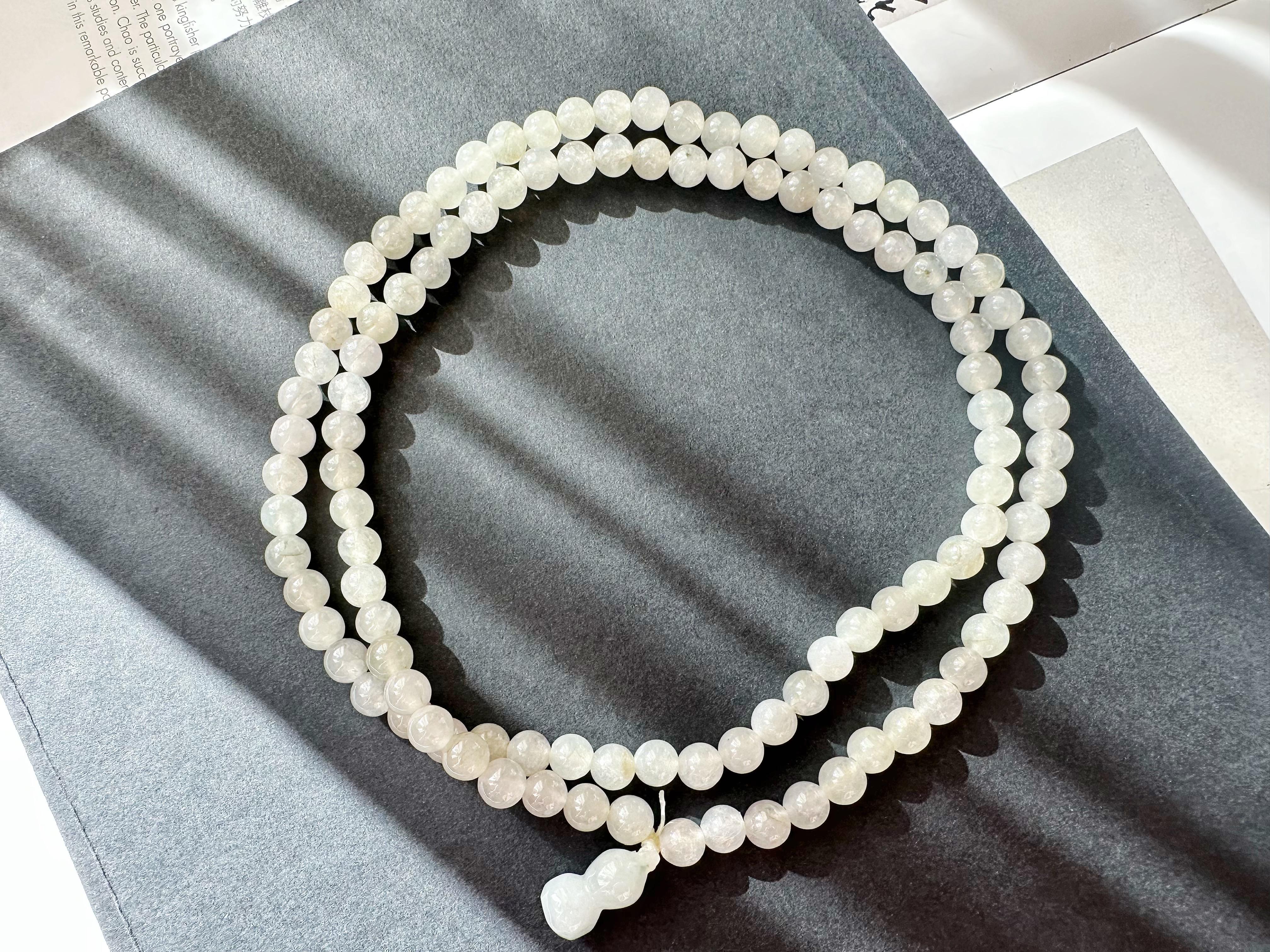 Eleva tu estilo con nuestro exquisito collar de cuentas de jade, que presenta una cautivadora mezcla de cuentas de jade facetadas y redondas tipo hielo. Elaborado con esmero, está diseñado para ser duradero y cómodo a la vez, perfecto para llevarlo