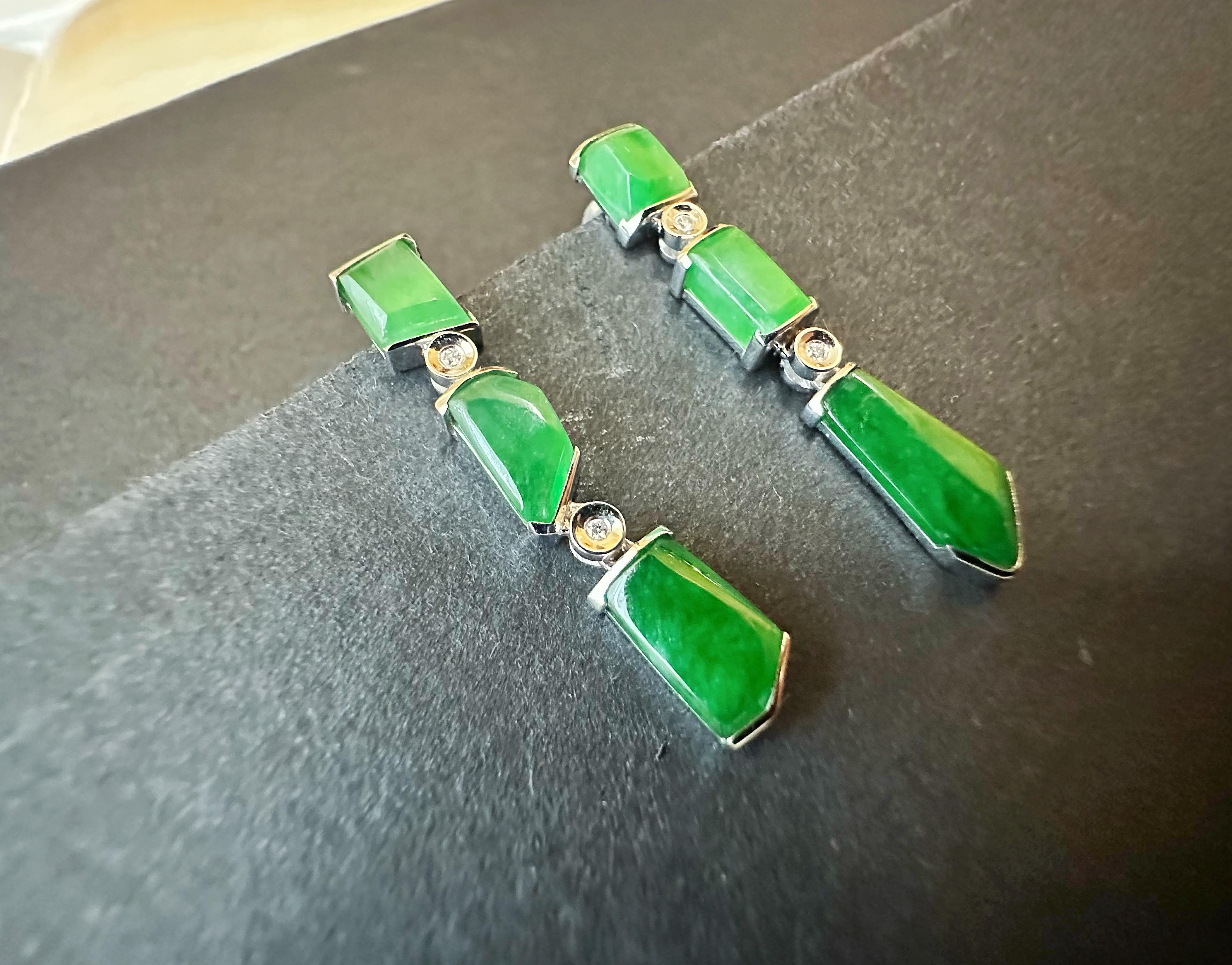 Natural Myanmar Icy Type Vivid Green Asymmetric Jade Earrings in 18K White Gold In New Condition For Sale In Kowloon, HK