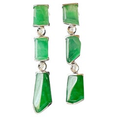 Natürliche Myanmar Icy Typ Vivid Green Asymmetrische Jade-Ohrringe aus 18 Karat Weißgold
