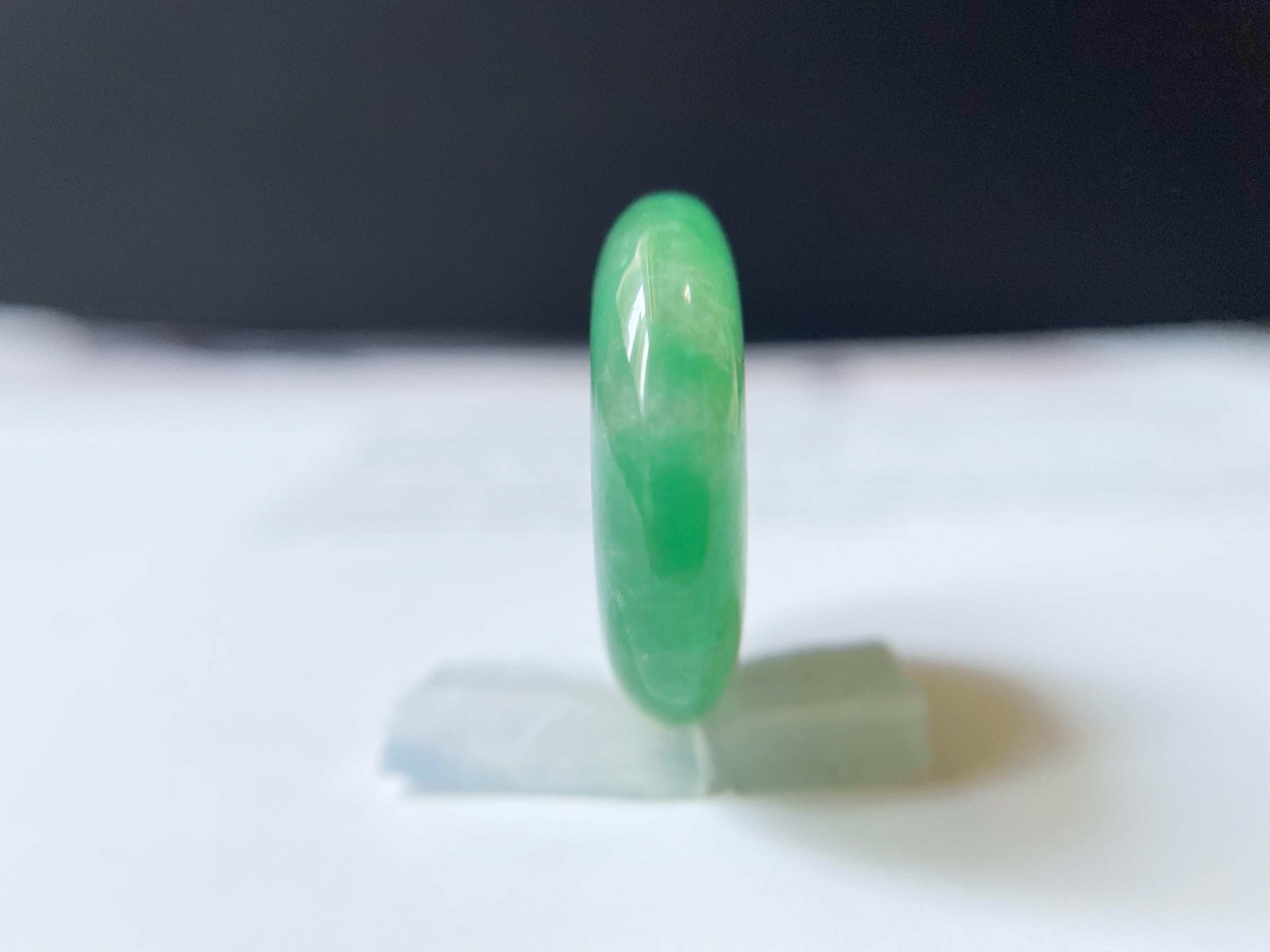 Artigiano Giadeite a ciambella naturale del Myanmar di colore verde vivo, cerchio rotondo di giada in vendita