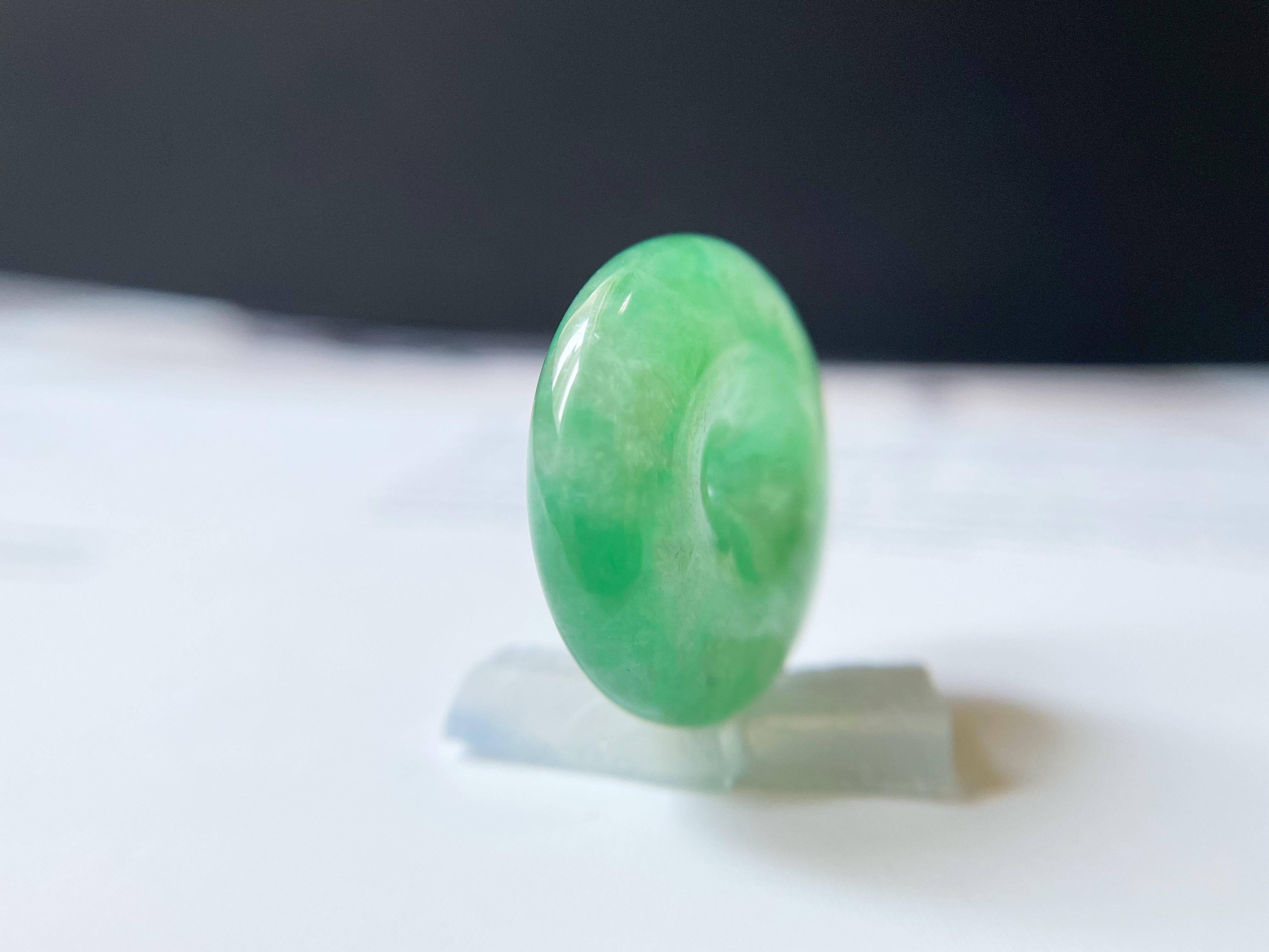 Taglio rotondo Giadeite a ciambella naturale del Myanmar di colore verde vivo, cerchio rotondo di giada in vendita