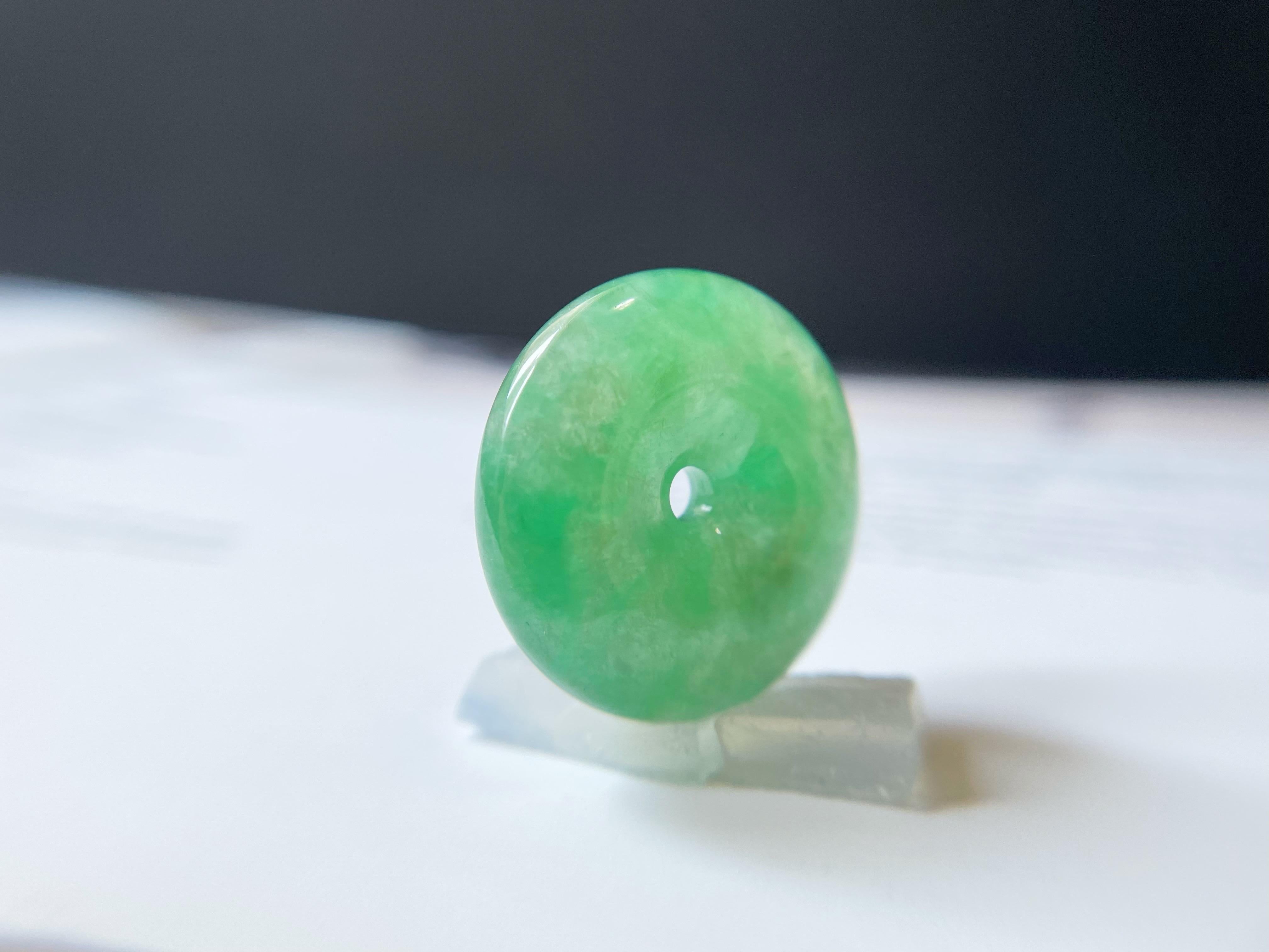 Giadeite a ciambella naturale del Myanmar di colore verde vivo, cerchio rotondo di giada In condizioni Nuovo in vendita a Kowloon, HK