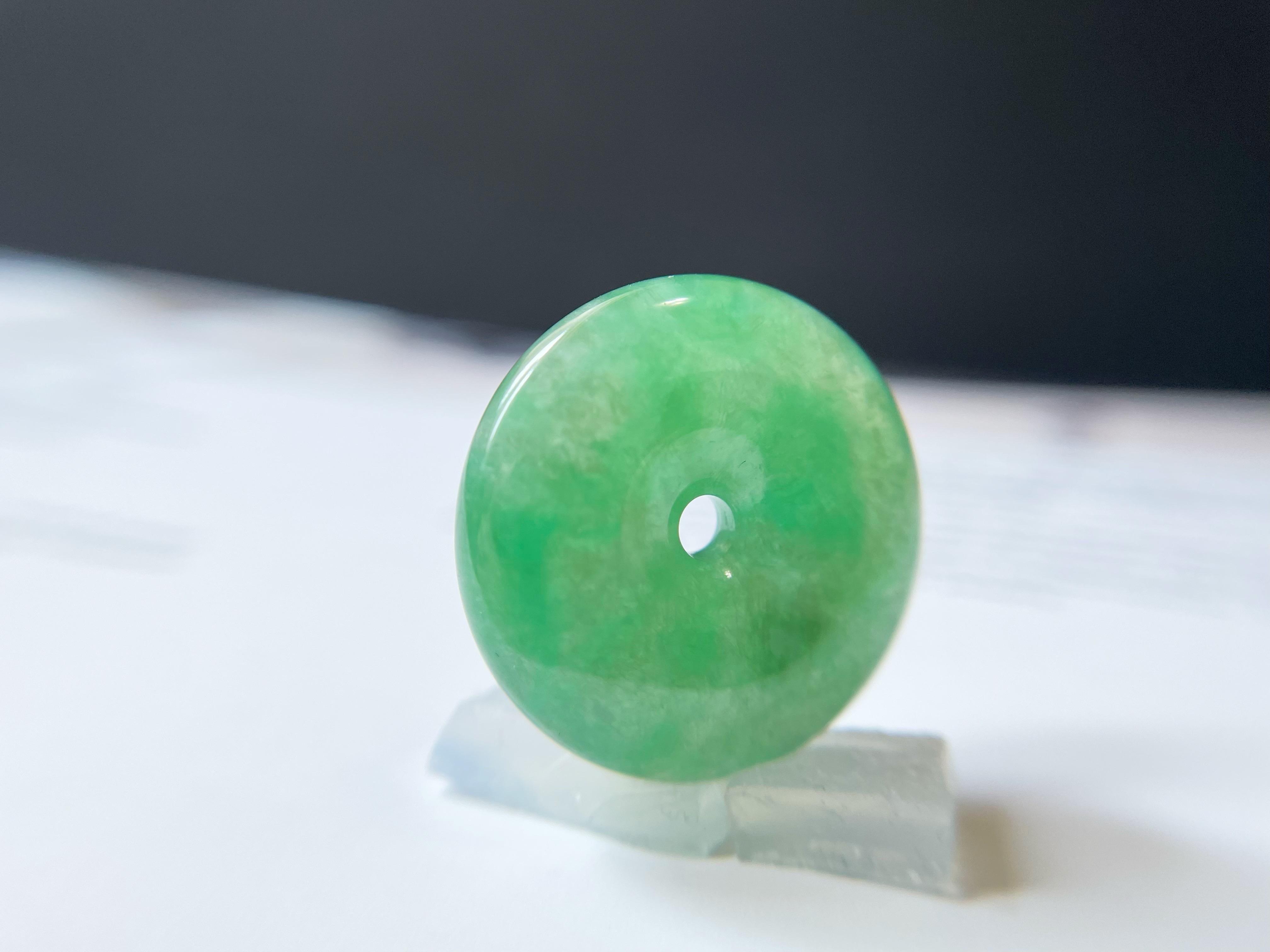 da uomo o donna Giadeite a ciambella naturale del Myanmar di colore verde vivo, cerchio rotondo di giada in vendita