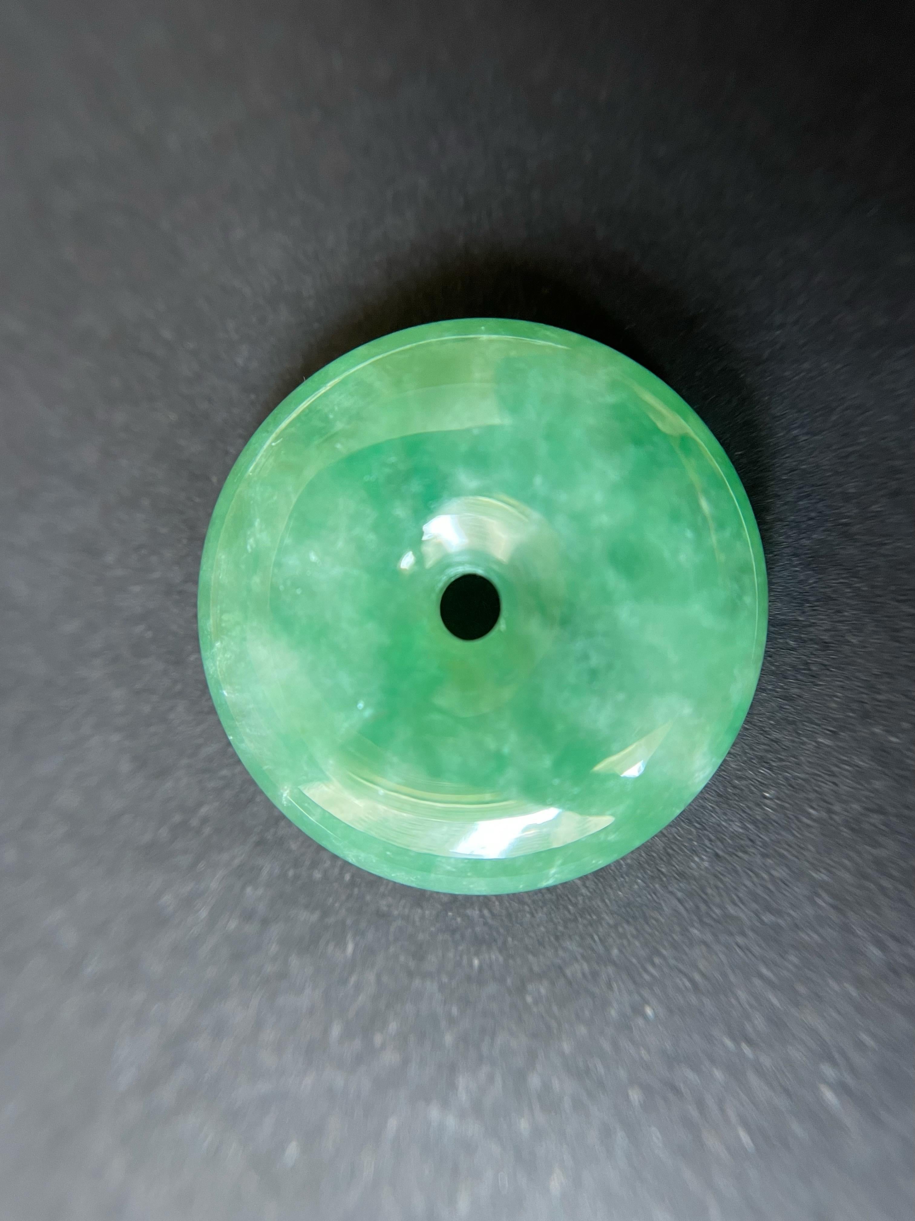 Giadeite a ciambella naturale del Myanmar di colore verde vivo, cerchio rotondo di giada in vendita 1