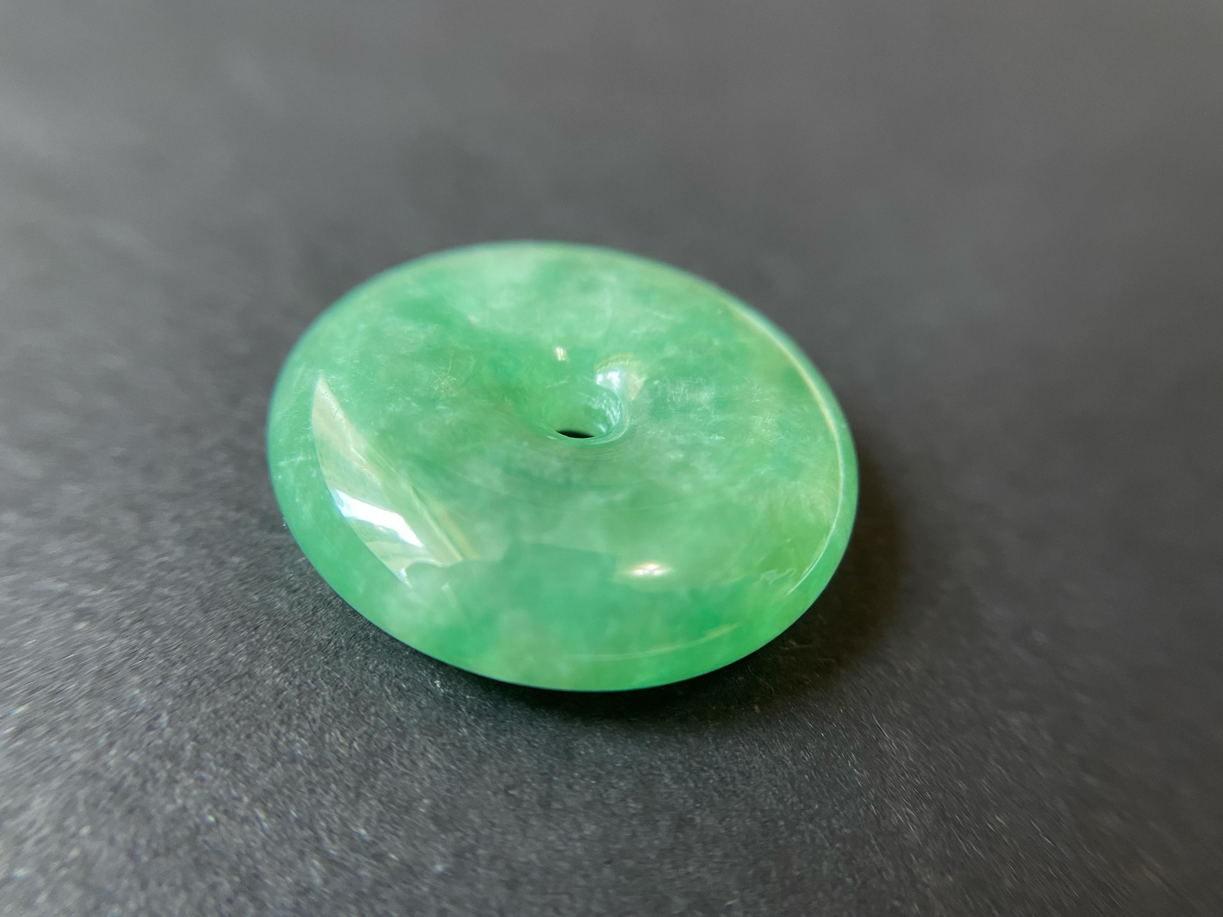 Giadeite a ciambella naturale del Myanmar di colore verde vivo, cerchio rotondo di giada in vendita 2