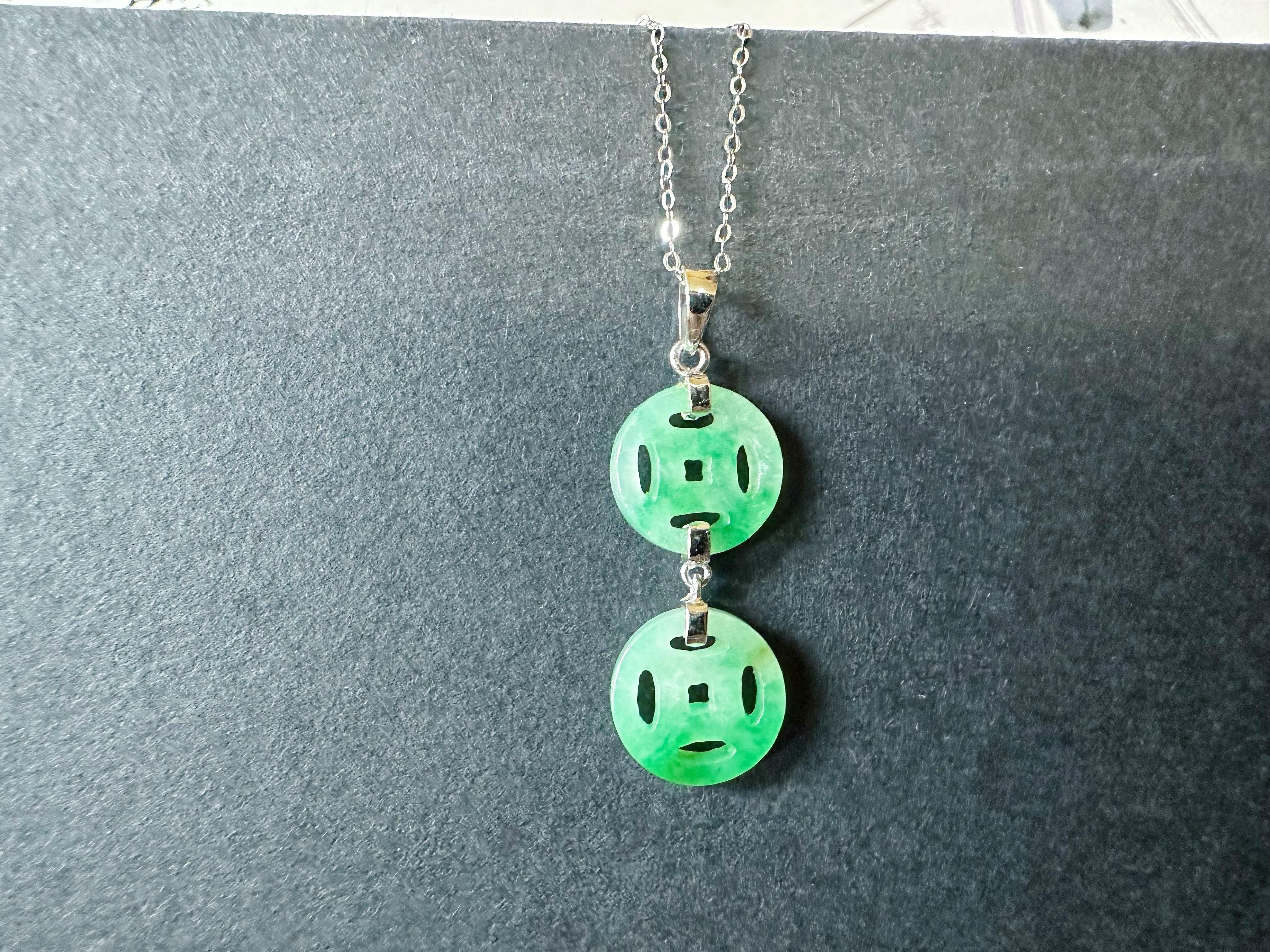 Artisan Naturelle Myanmar Icy Type Vivid Green Jade  Pendentif en forme de pièce de monnaie en vente