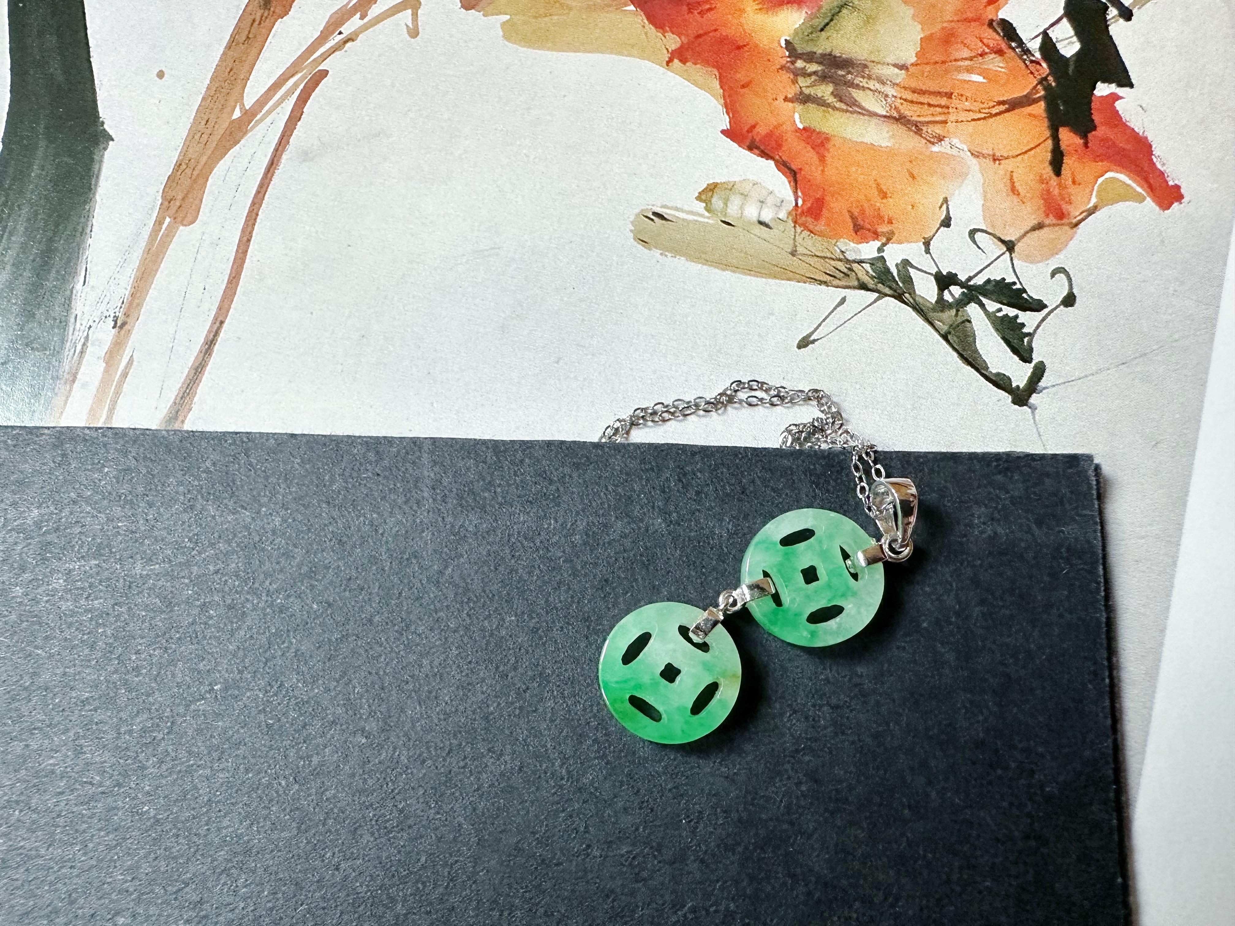 Taille ronde Naturelle Myanmar Icy Type Vivid Green Jade  Pendentif en forme de pièce de monnaie en vente