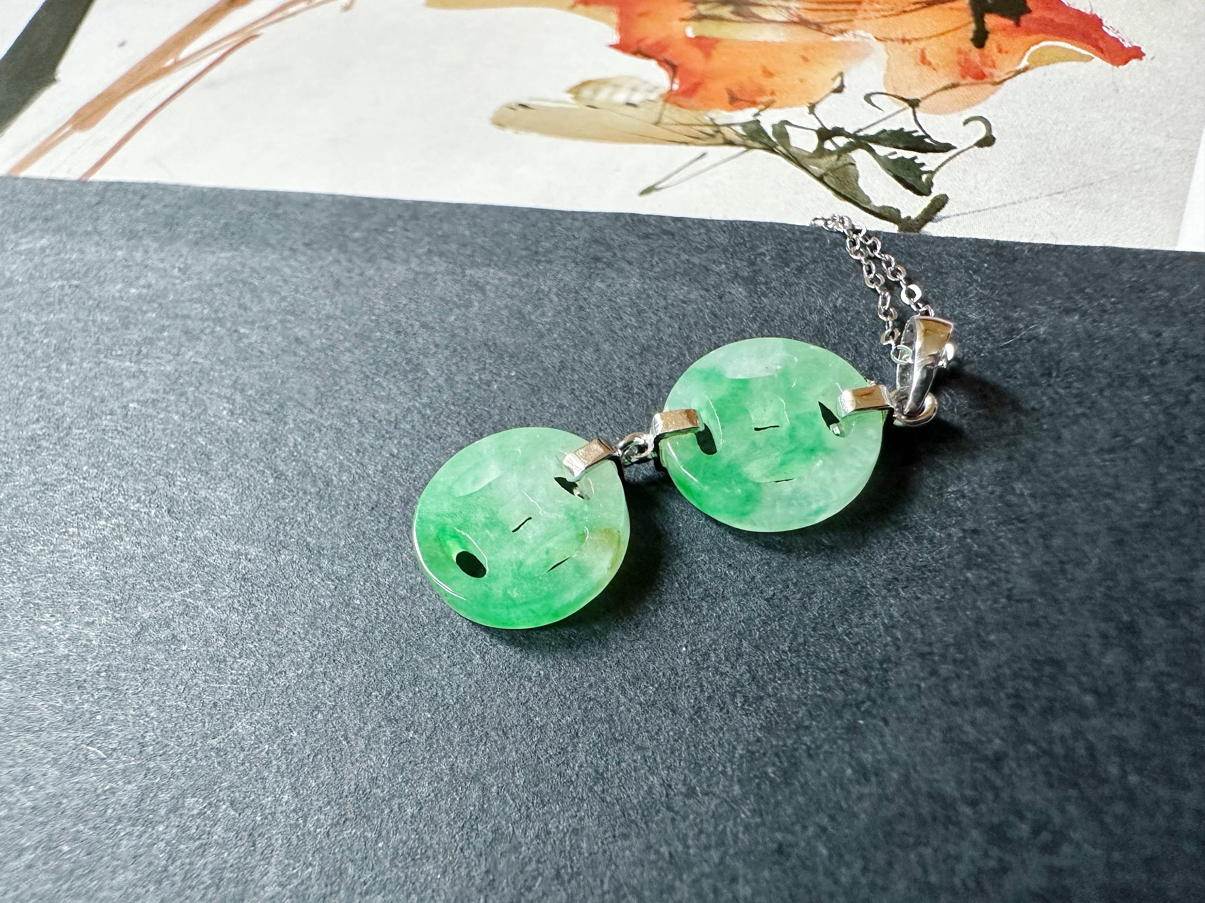 Naturelle Myanmar Icy Type Vivid Green Jade  Pendentif en forme de pièce de monnaie en vente 1