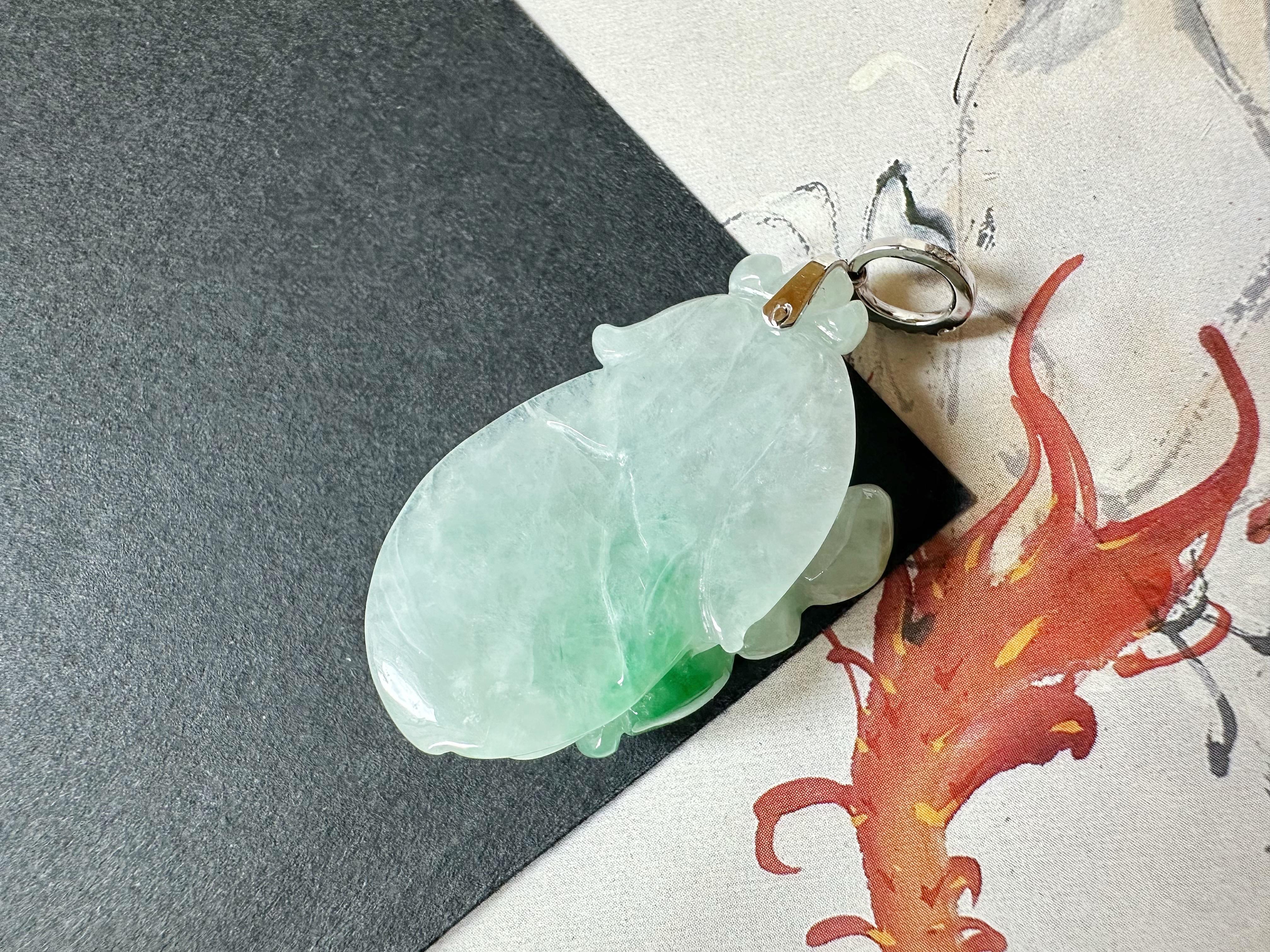 Ciondolo in giada verde Greene & Greene Greene naturale del Myanmar con ciondolo a forma di pesca intagliato e cappa di diamante in vendita 4