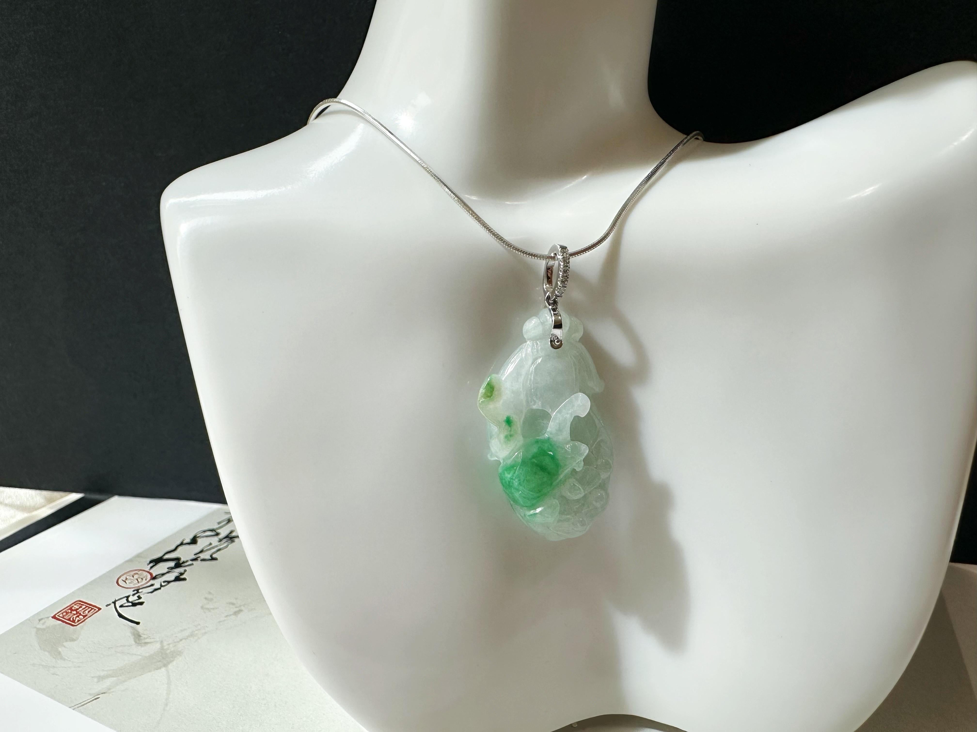Ciondolo in giada verde Greene & Greene Greene naturale del Myanmar con ciondolo a forma di pesca intagliato e cappa di diamante in vendita 5