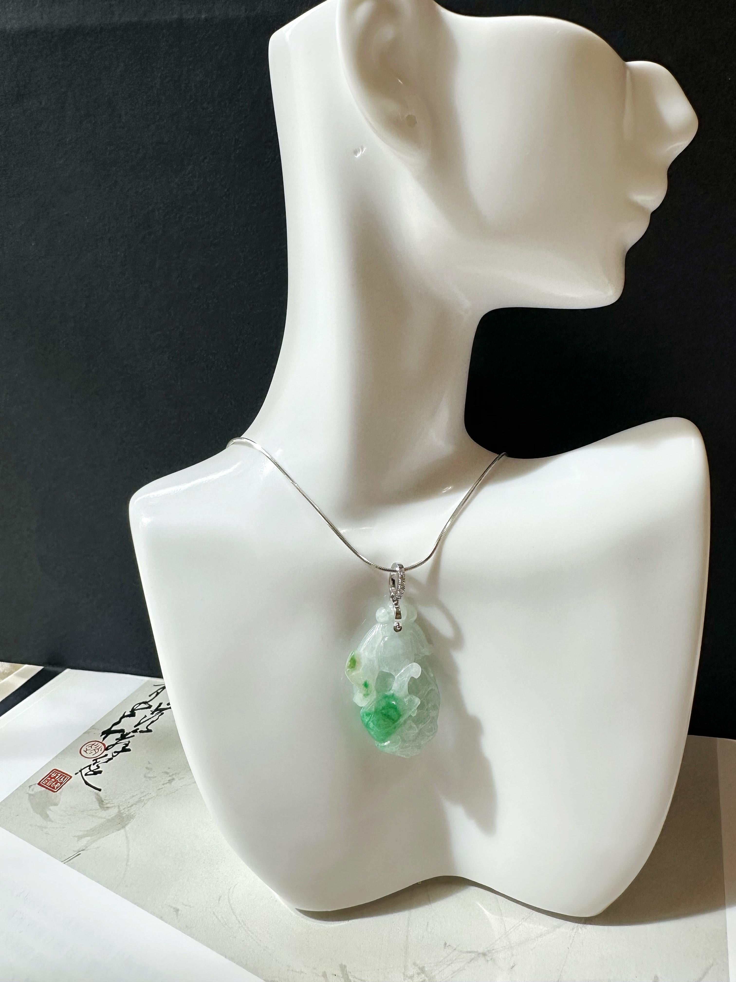 Ciondolo in giada verde Greene & Greene Greene naturale del Myanmar con ciondolo a forma di pesca intagliato e cappa di diamante in vendita 6