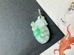 Natürlicher Myanmar Icy Vivid Green Jade geschnitzter Pfirsich-Anhänger in Diamantschliff
