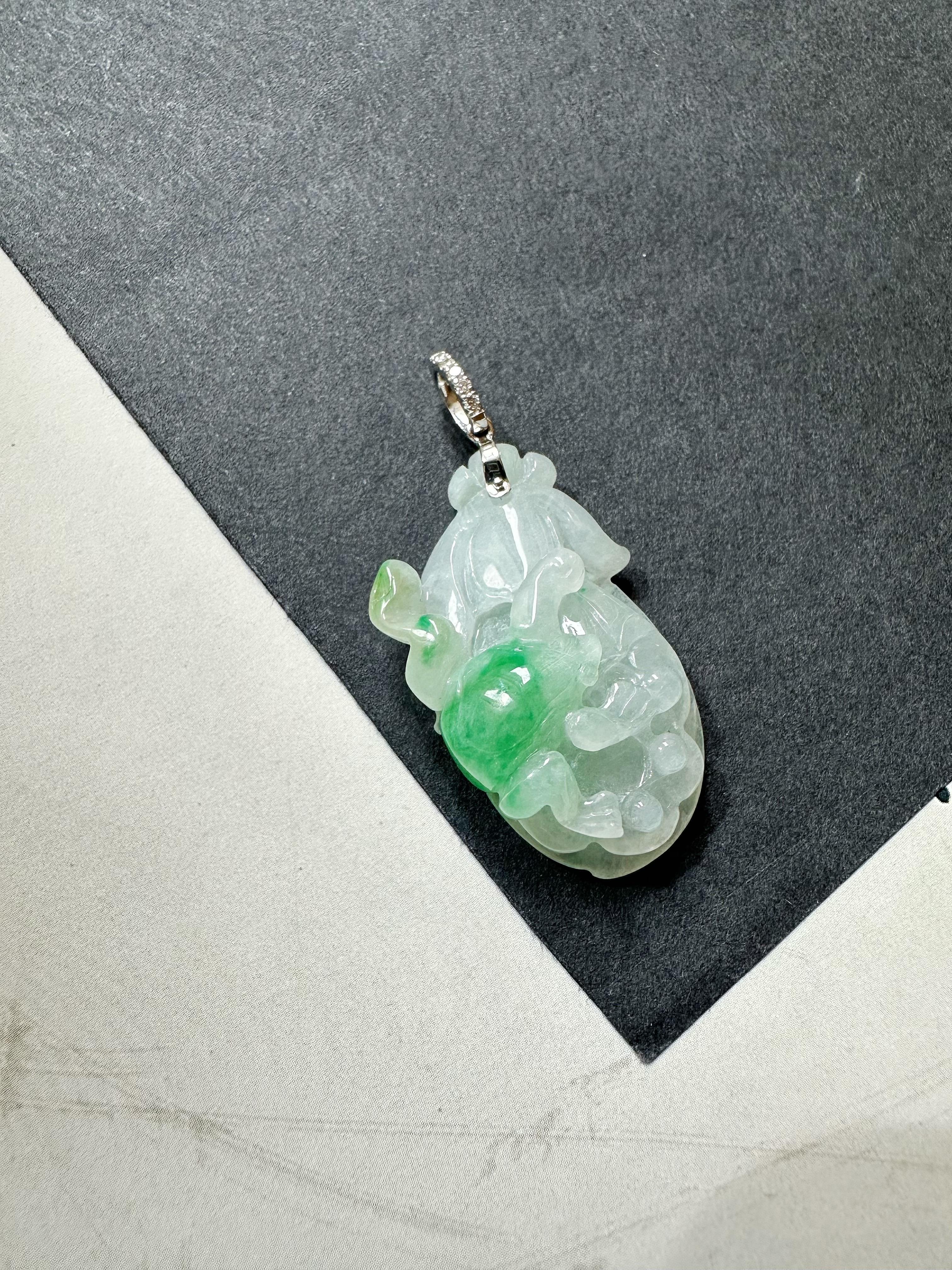 Artigiano Ciondolo in giada verde Greene & Greene Greene naturale del Myanmar con ciondolo a forma di pesca intagliato e cappa di diamante in vendita