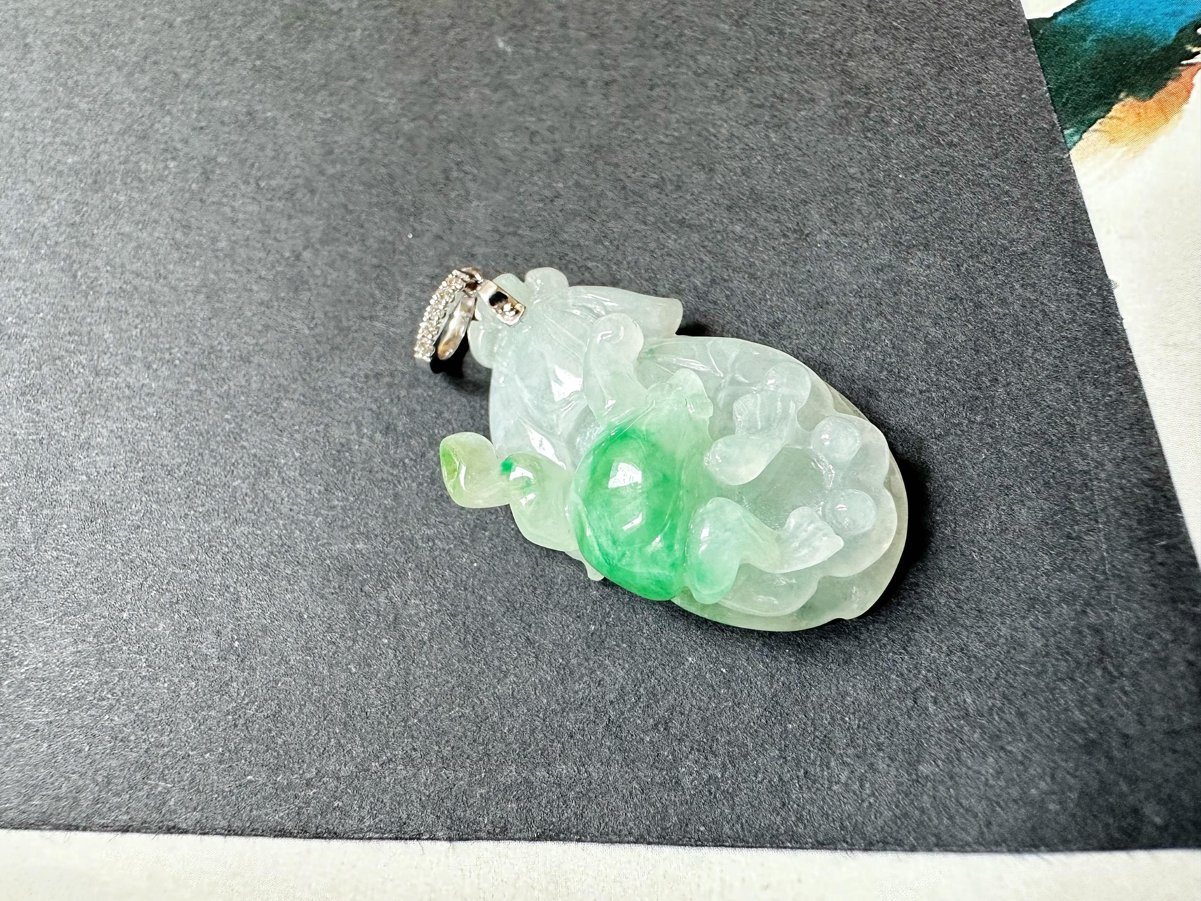 Taglio vecchia miniera Ciondolo in giada verde Greene & Greene Greene naturale del Myanmar con ciondolo a forma di pesca intagliato e cappa di diamante in vendita