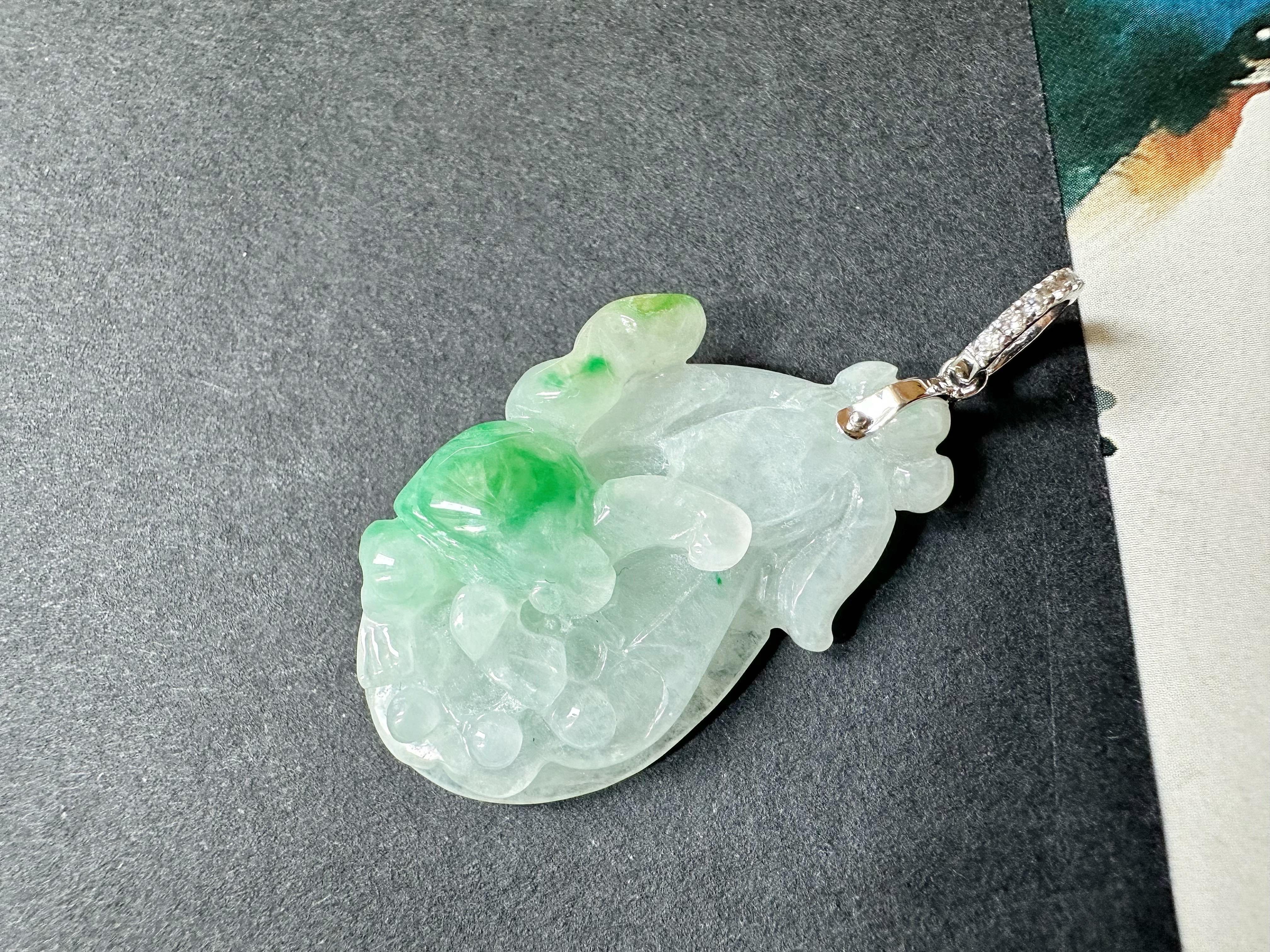 Ciondolo in giada verde Greene & Greene Greene naturale del Myanmar con ciondolo a forma di pesca intagliato e cappa di diamante In condizioni Nuovo in vendita a Kowloon, HK