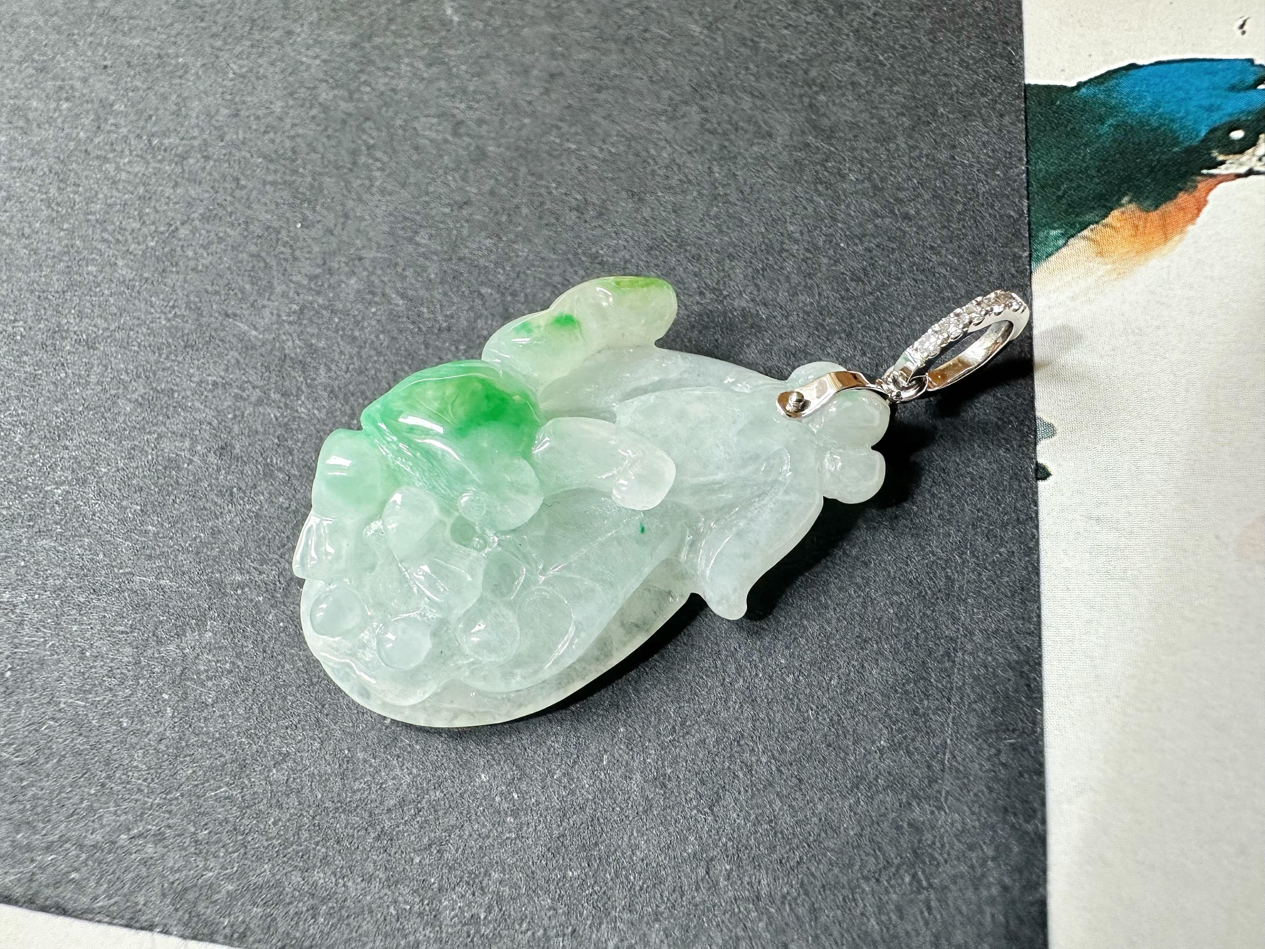 da uomo o donna Ciondolo in giada verde Greene & Greene Greene naturale del Myanmar con ciondolo a forma di pesca intagliato e cappa di diamante in vendita