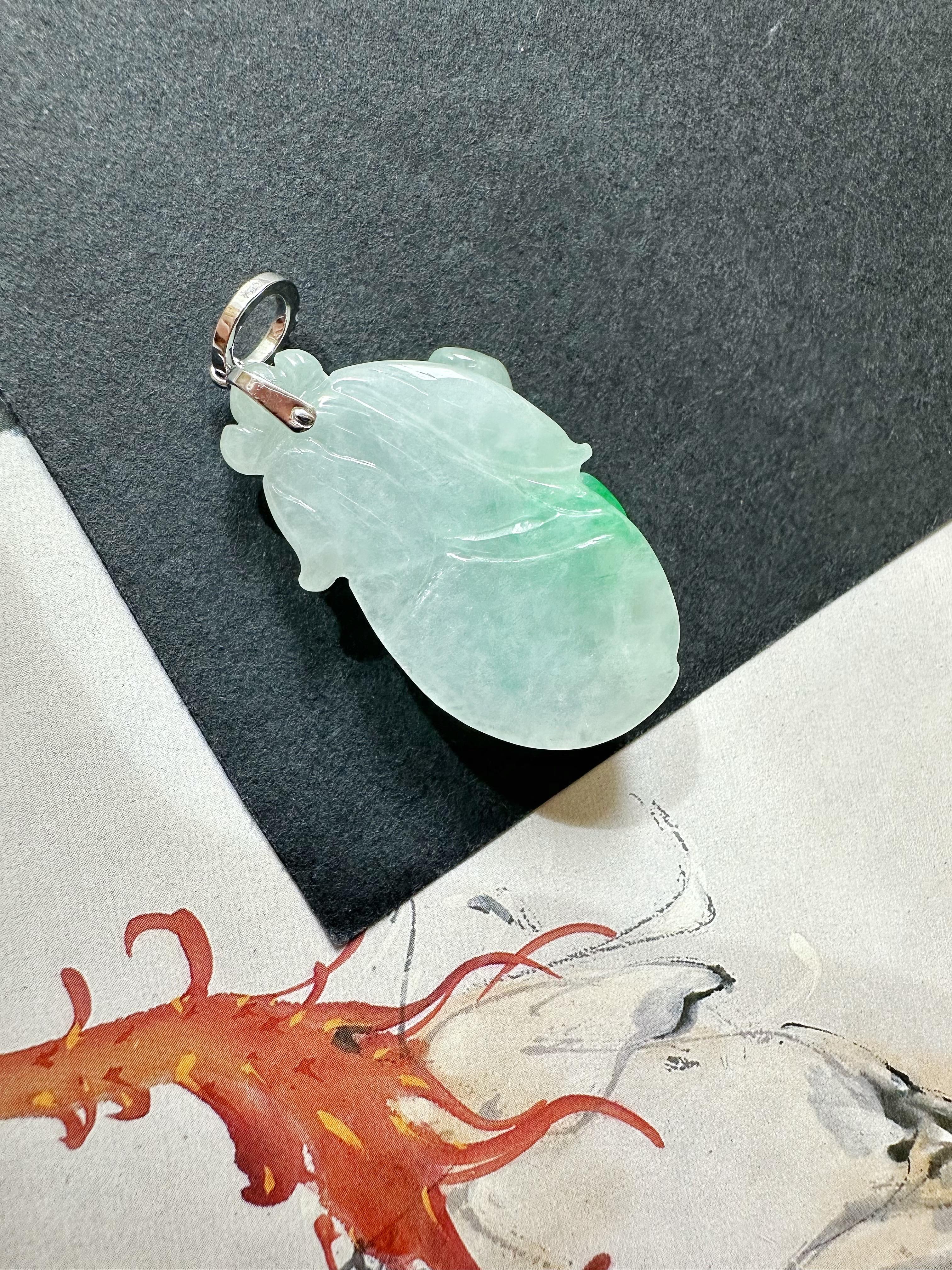 Ciondolo in giada verde Greene & Greene Greene naturale del Myanmar con ciondolo a forma di pesca intagliato e cappa di diamante in vendita 2