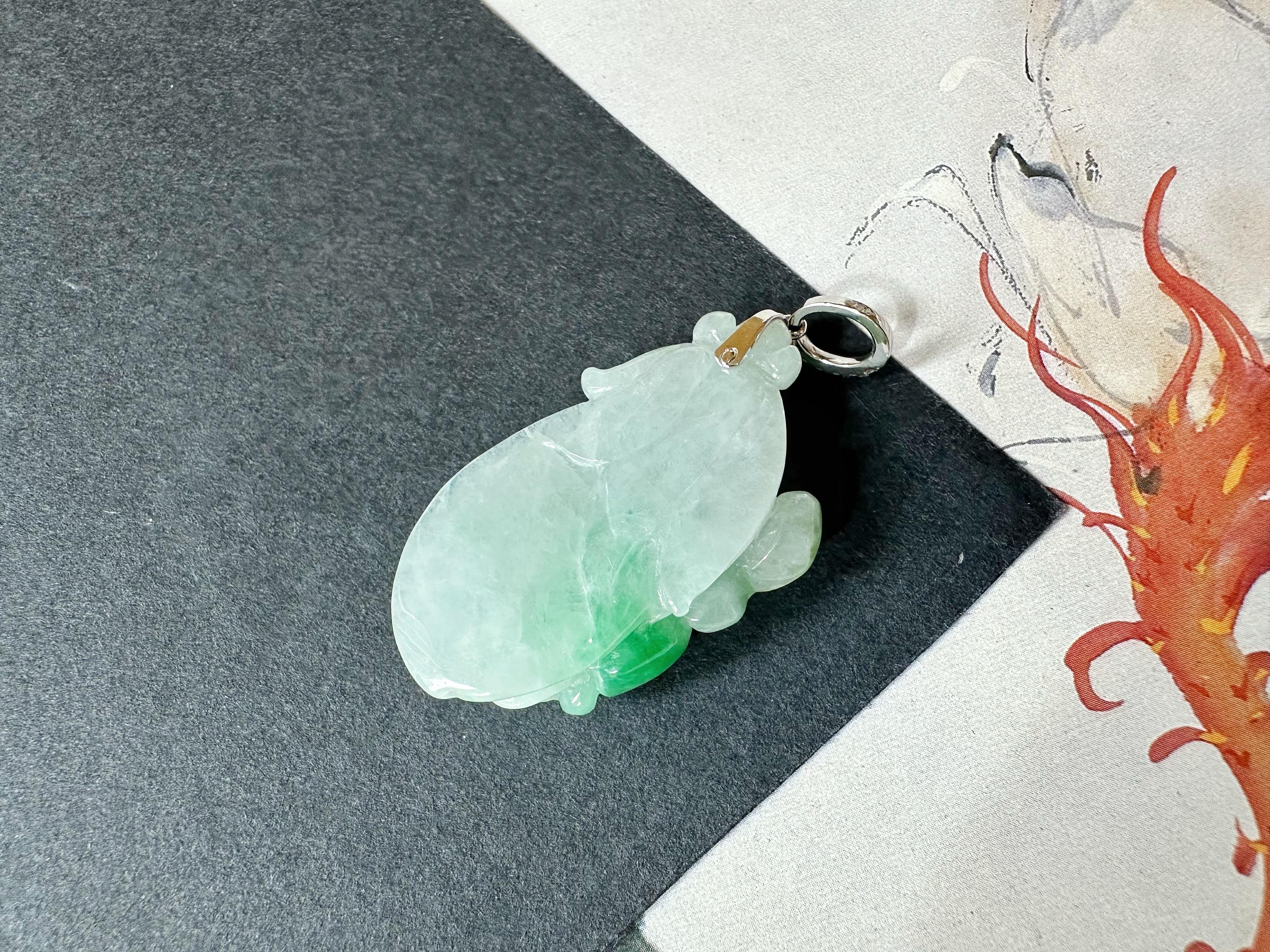 Ciondolo in giada verde Greene & Greene Greene naturale del Myanmar con ciondolo a forma di pesca intagliato e cappa di diamante in vendita 3