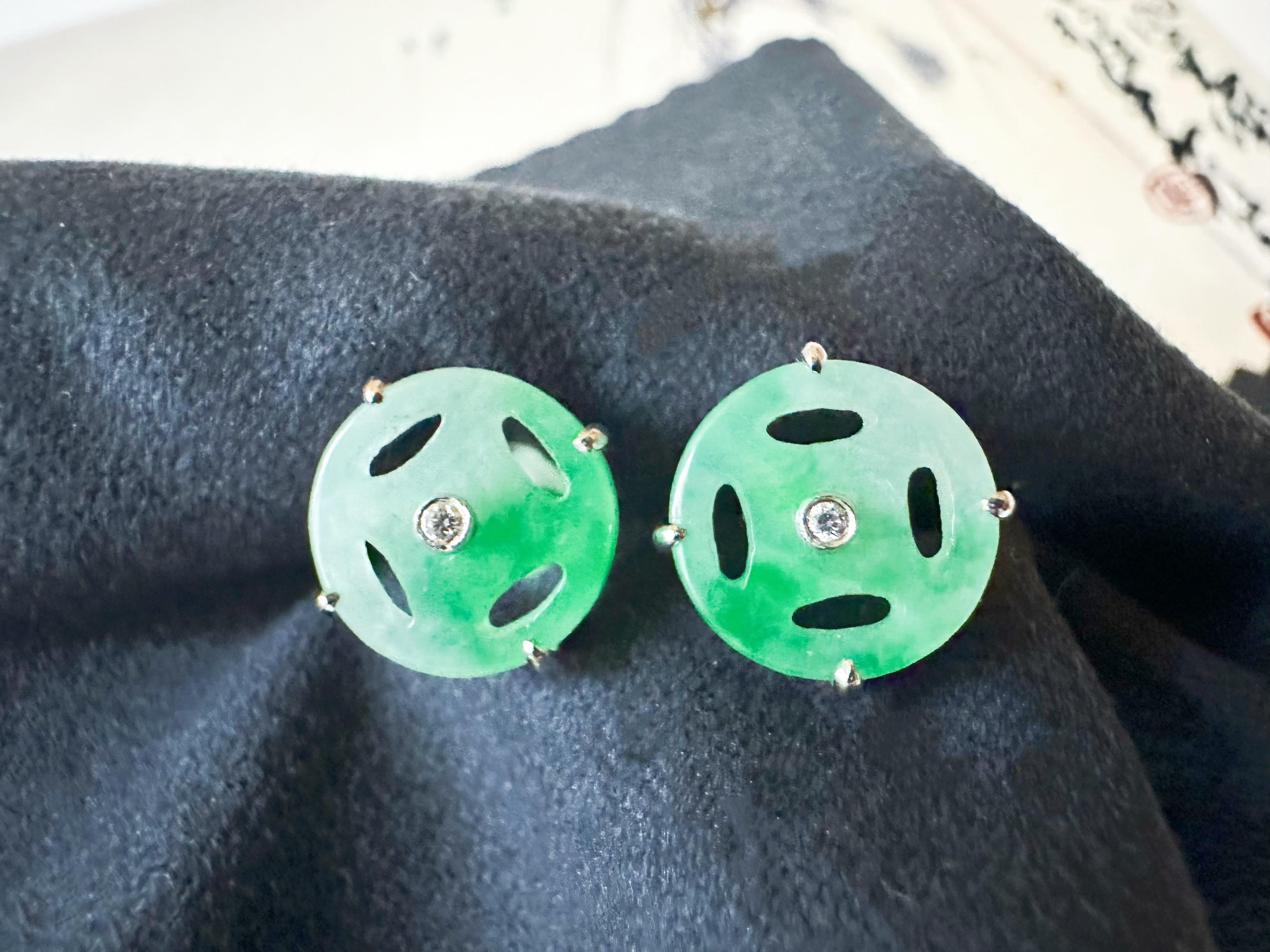 These earrings were handcrafted with high-quality green jadeite featuring the ancient coin which signifies great wealth and fortune. 

◆ GEMSTONE: Type A Natural Myanmar Jadeite
◆ COLOR: Moss on Snow
◆ PRECIOUS METAL: 18K Gold

◆ DIAMETER: Around